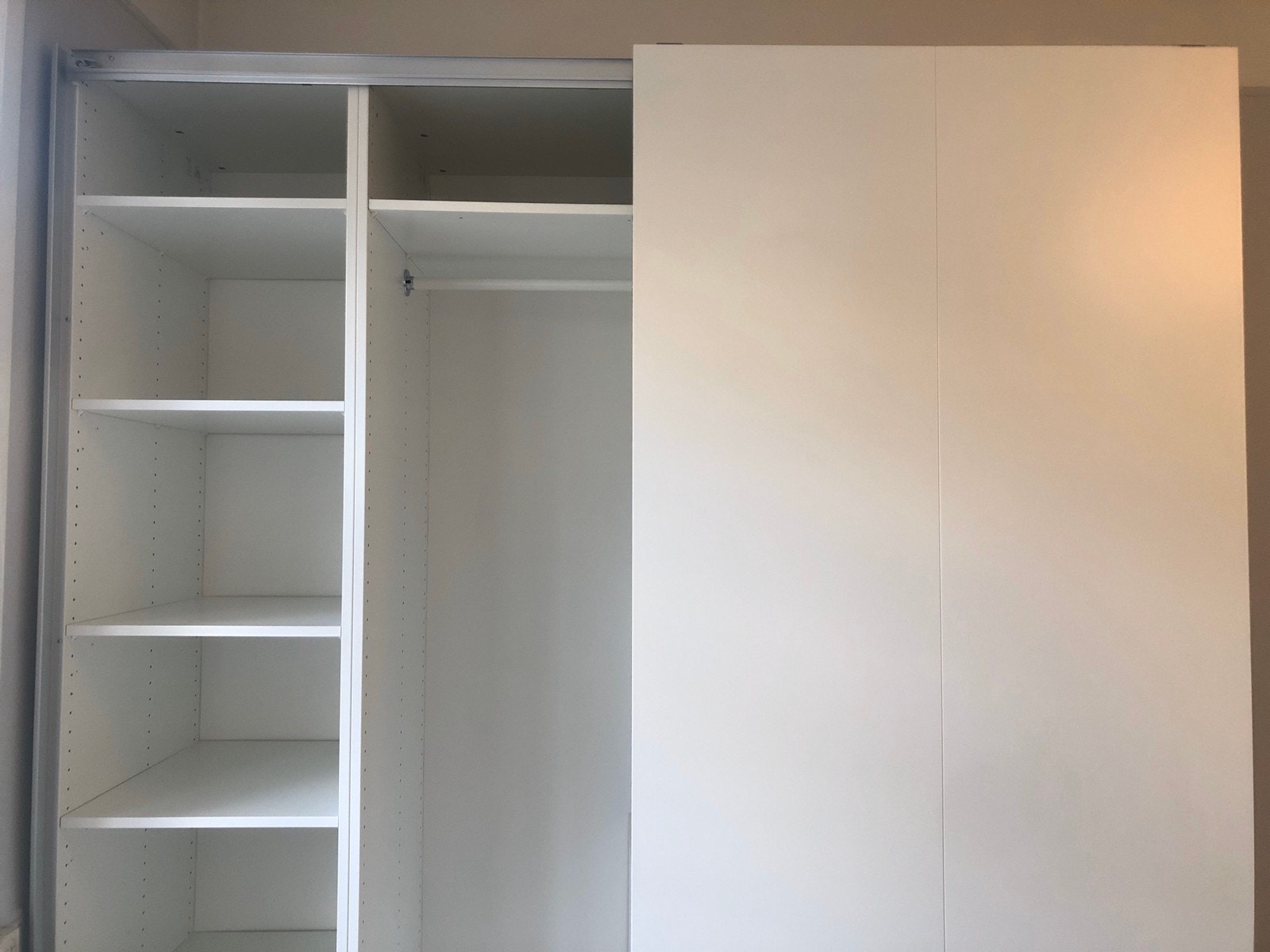 Garderobeskap Galleribilde