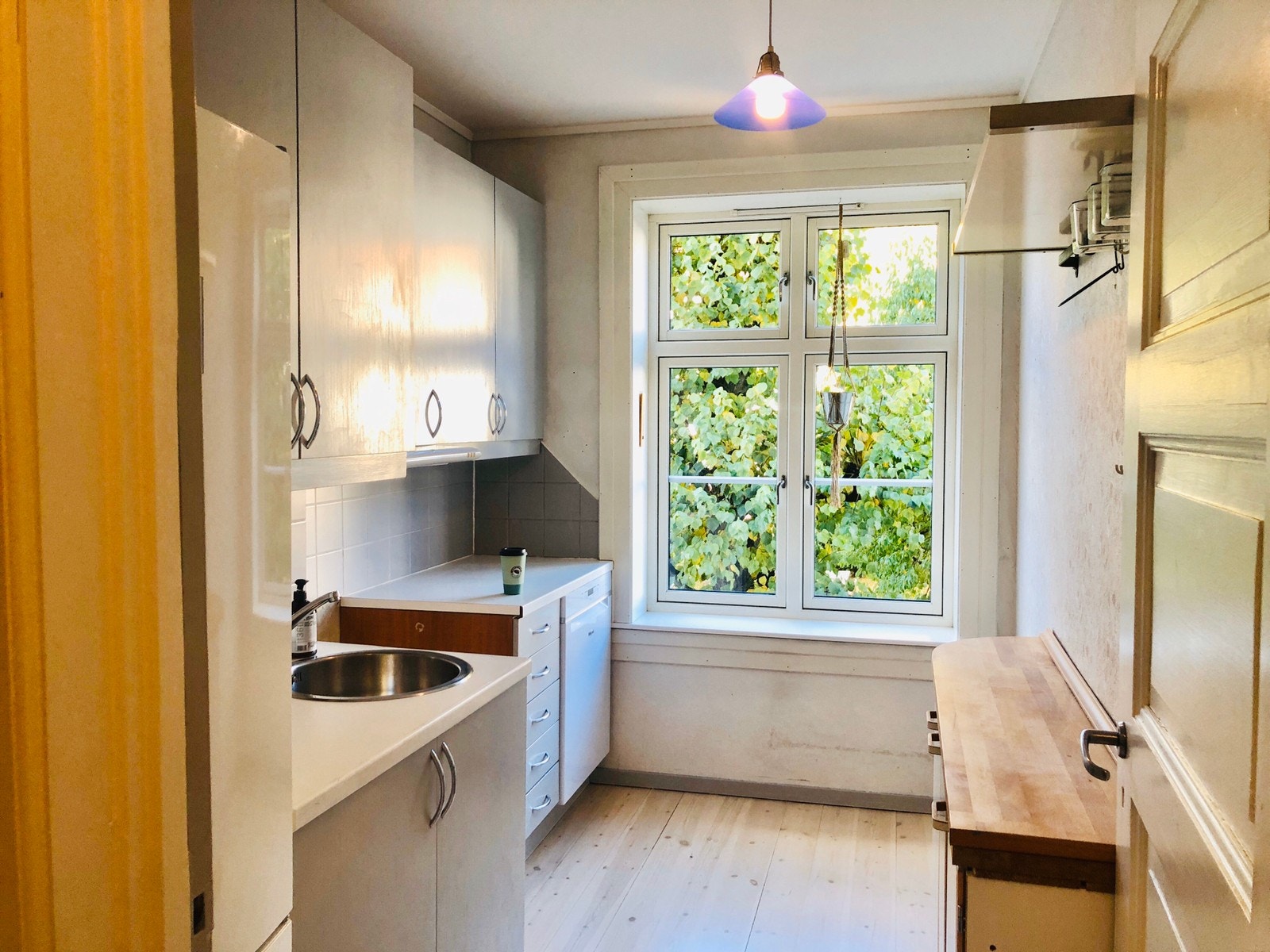 Kjøkken med plass til spiseplass for to-tre. Galleribilde