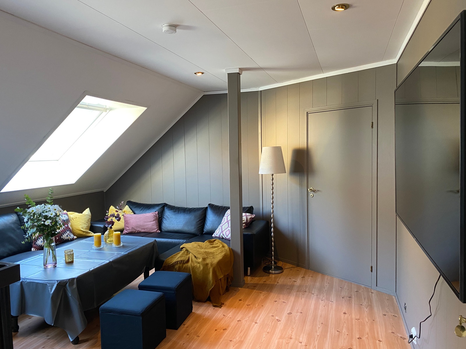 TV stue i 2 etage med stort TV på veggen Galleribilde