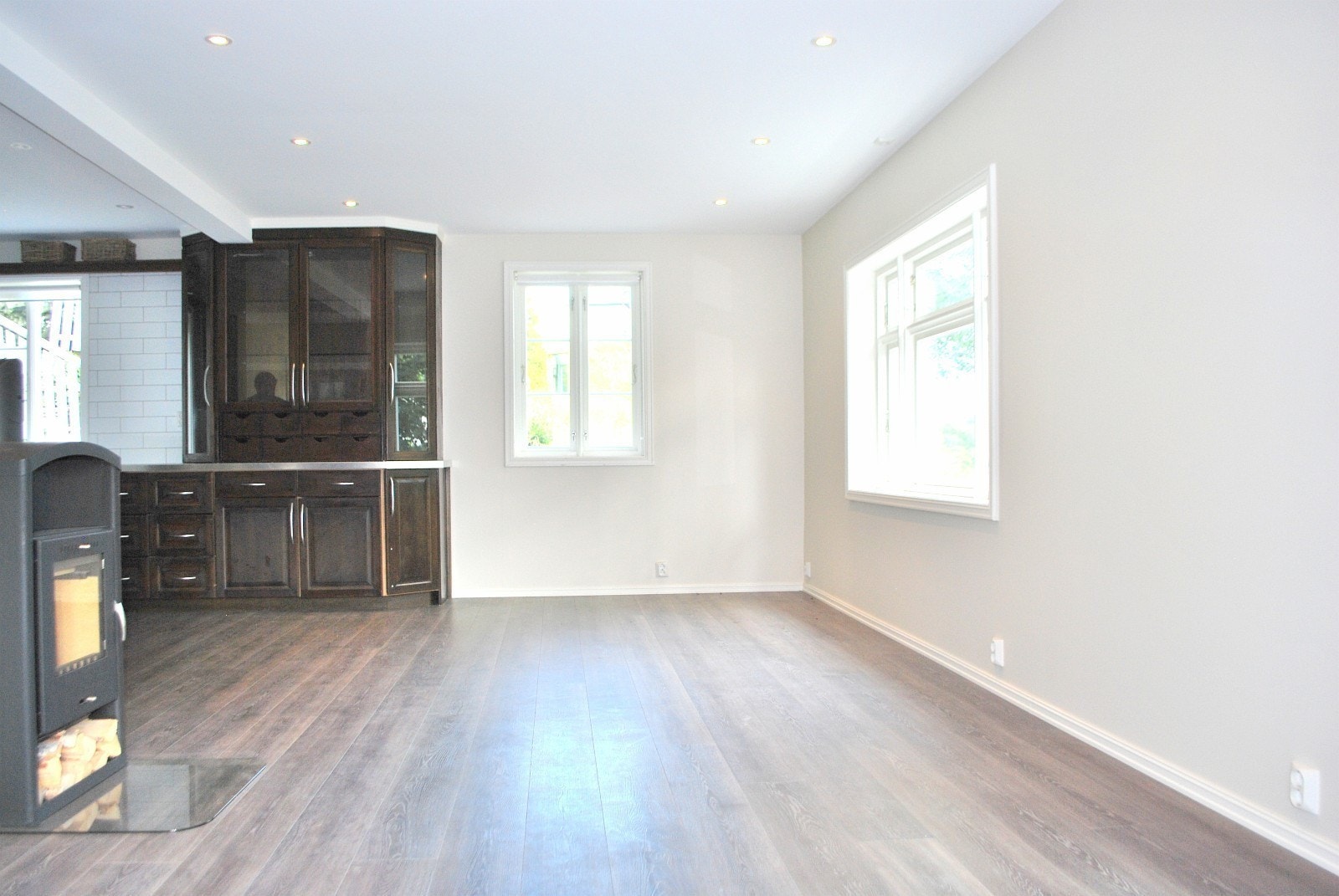 Stue her finnes spisebord med stoler Galleribilde