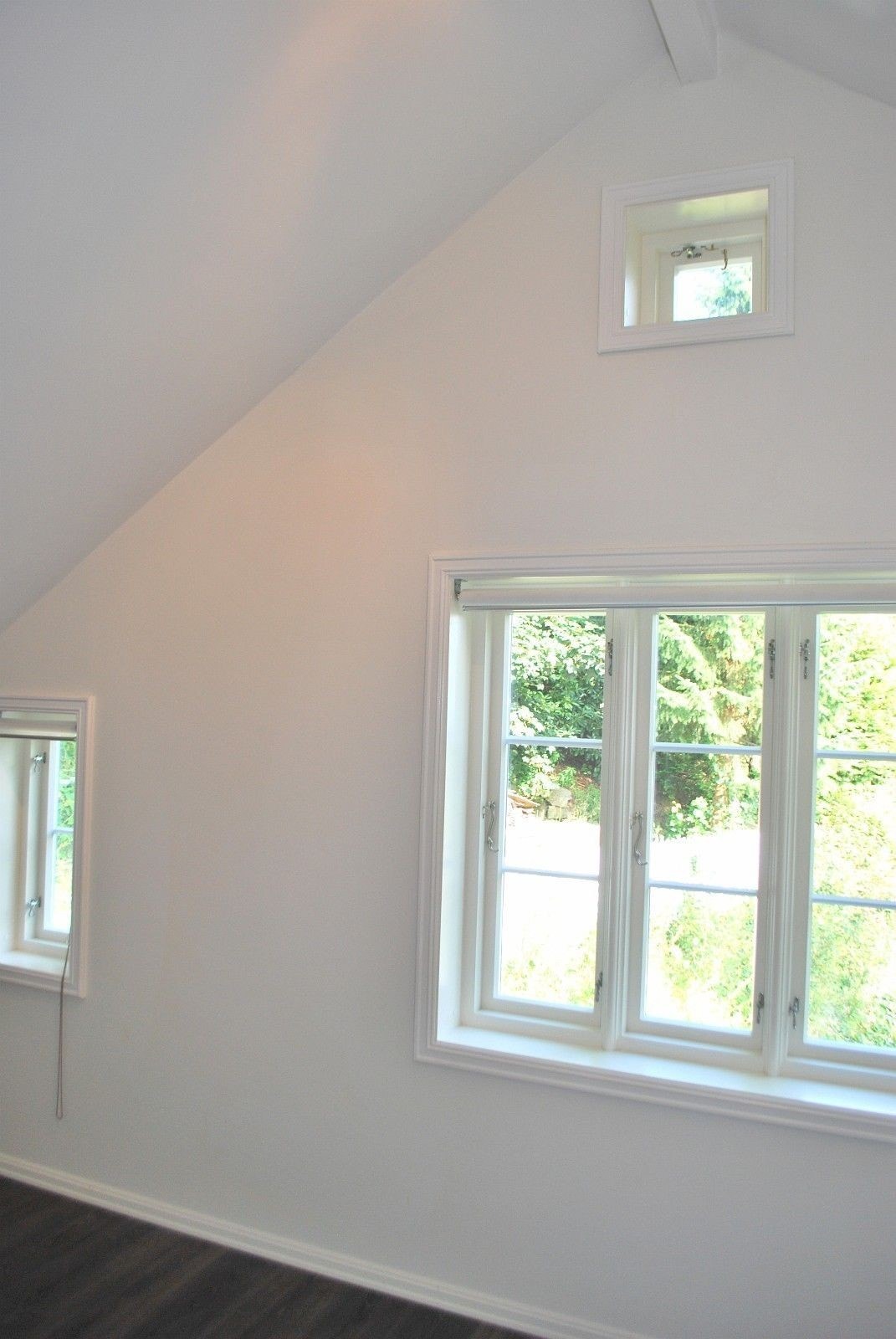 Soverom 4 romslig og lyst. 1 og 4 er de største, men det er god størrelse på de andre også. Galleribilde