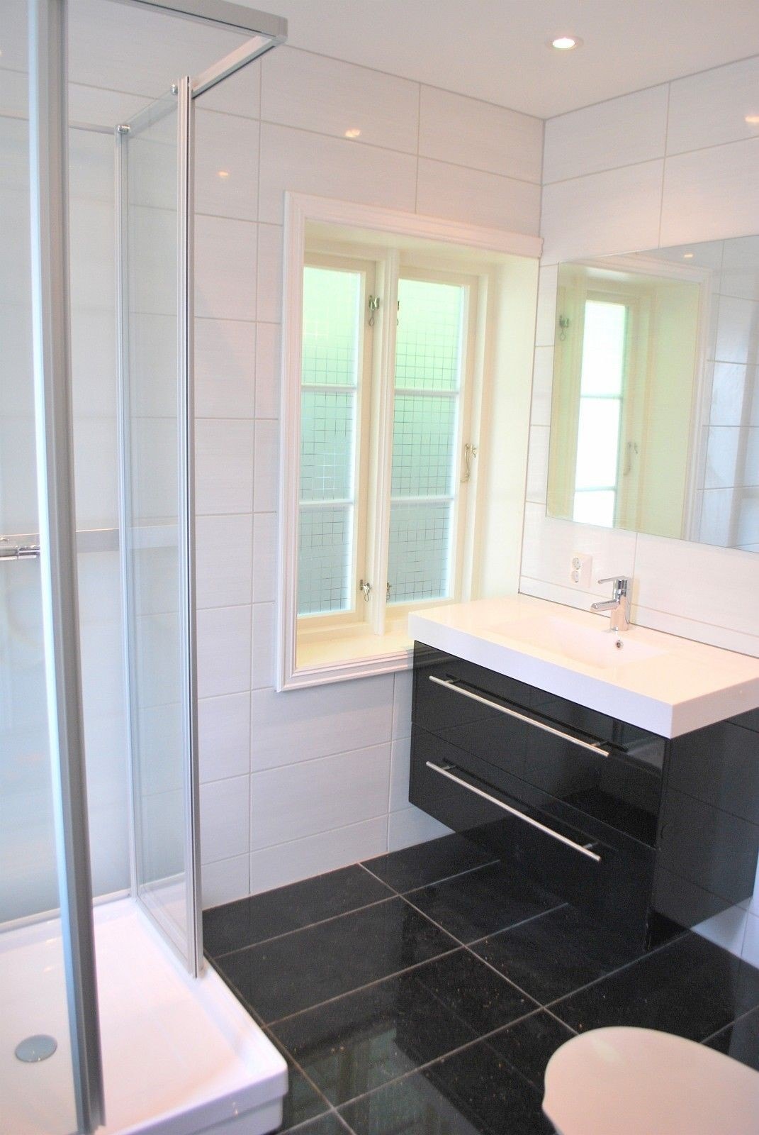 Bad med toalett, dusj og badekar 1. etasje Galleribilde