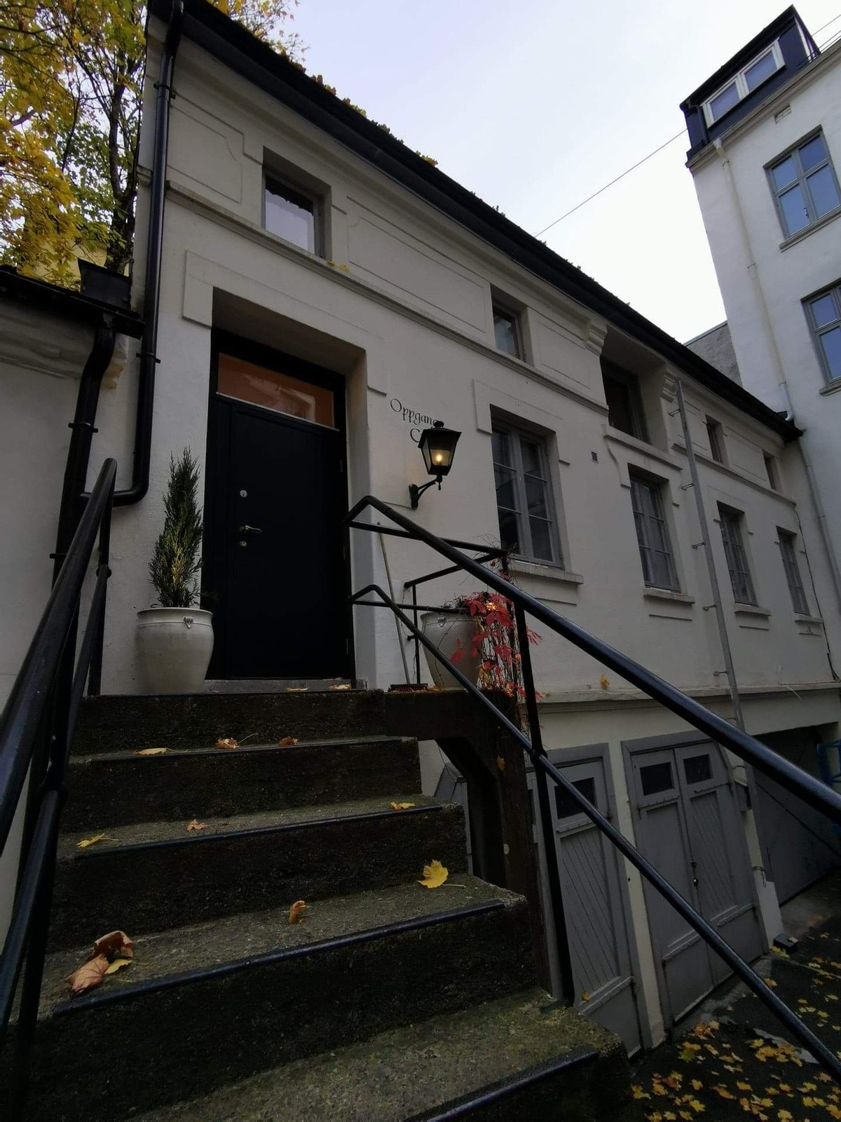 Første etasje i stallbygning med egen inngang Galleribilde