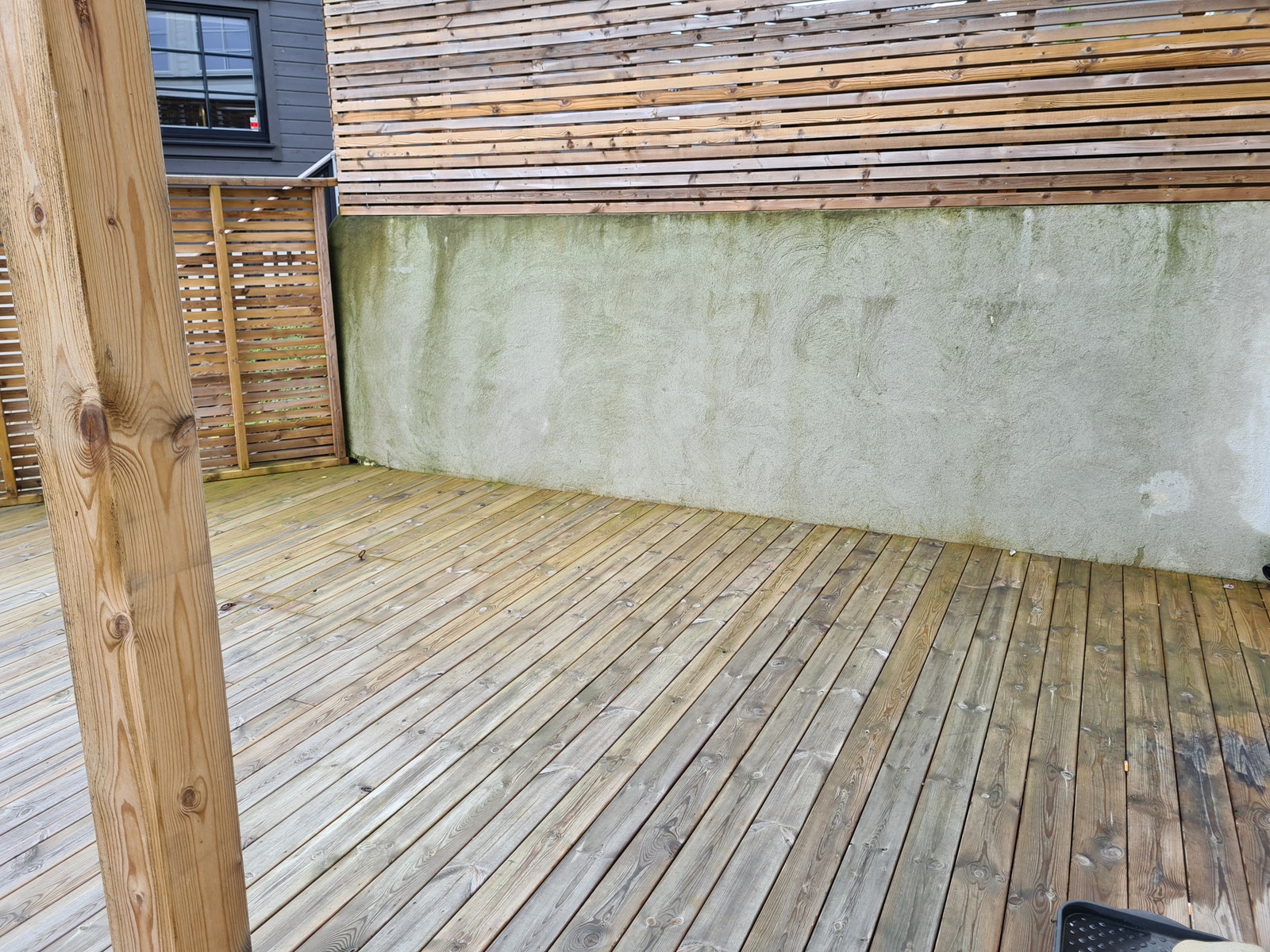 Stor terrasse med tilhørende hage som er veldig koselig på sommeren. Galleribilde