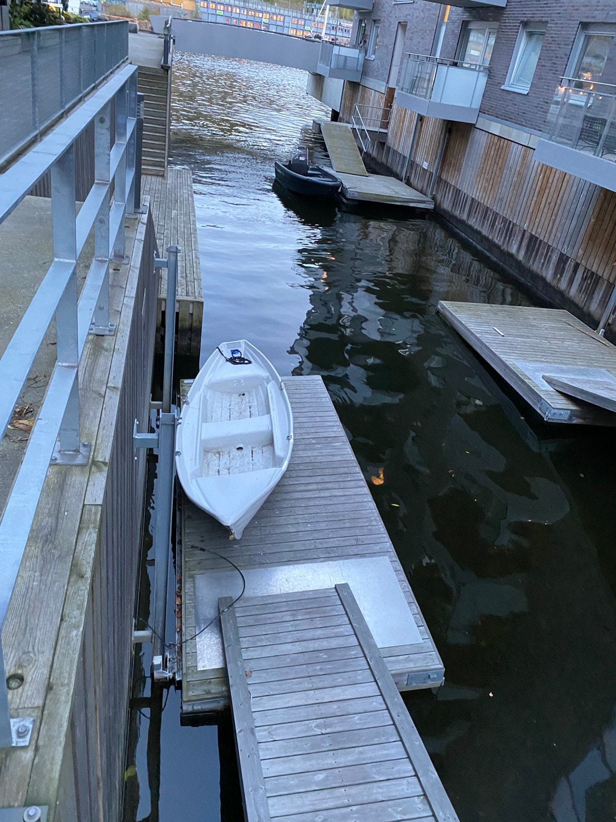 Robåt og kajakk kan leies av sameiet. Enkel tilgang til sjøen via kanal. Galleribilde