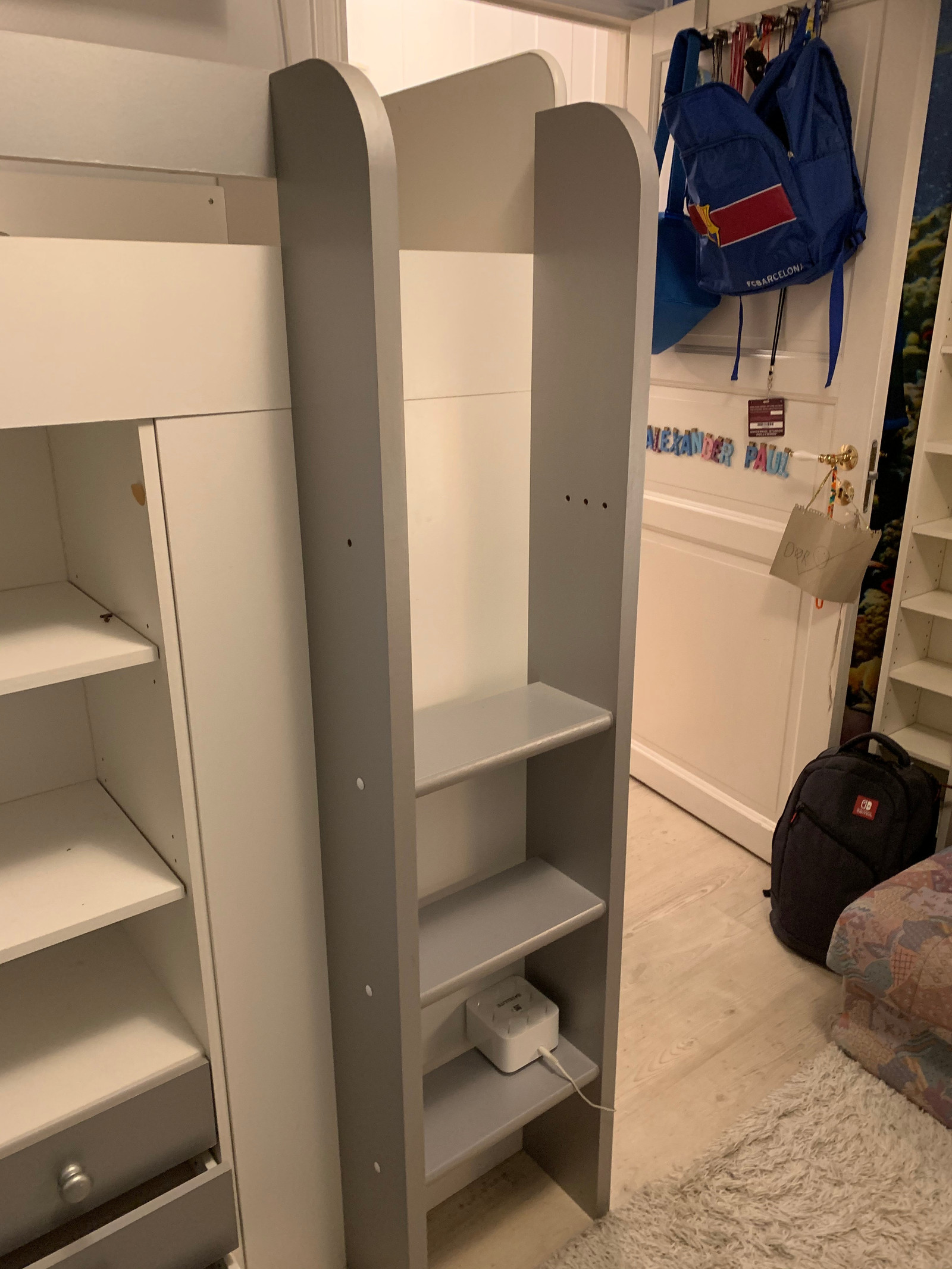 Theodor Kombiseng med skrivebord og skap gis bort | FINN.no Theodor Kombiseng med skrivebord og skap gis bort | FINN.no