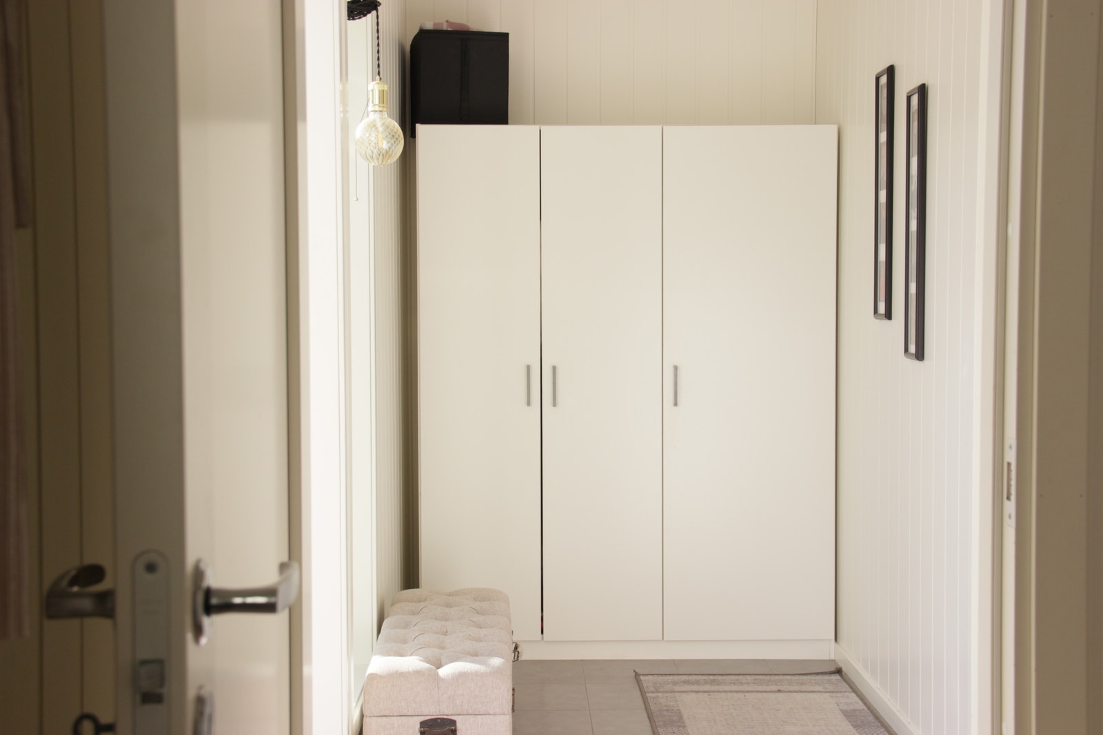 1.etg. Garderobeskapene i Entré gir god oppbevaringsmulighet. Varmekabler på gulvet i éntre. Galleribilde