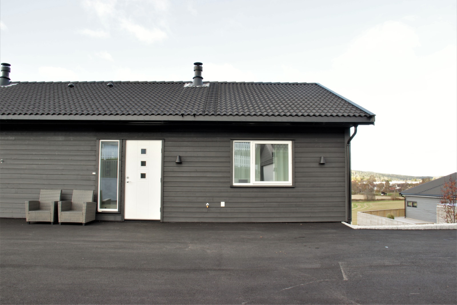 Asfaltert inngangsparti og 2 oppstillingsplasser Galleribilde