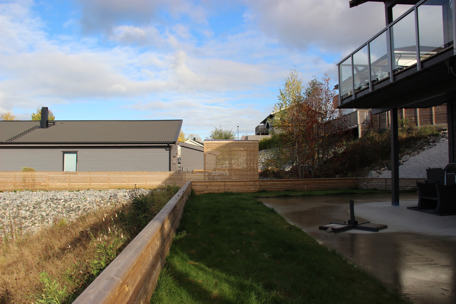 Støpt terrasse med plen rundt Galleribilde
