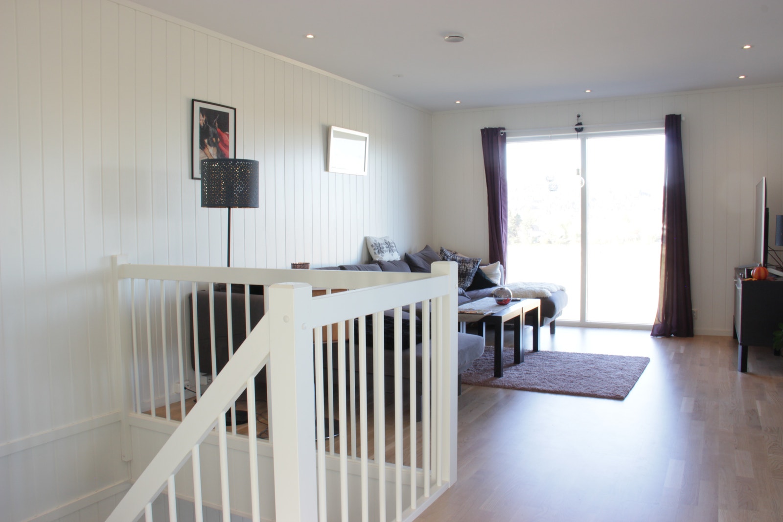 1.etg. Stue, med store vinduer med utsikt utover åkeren. Galleribilde