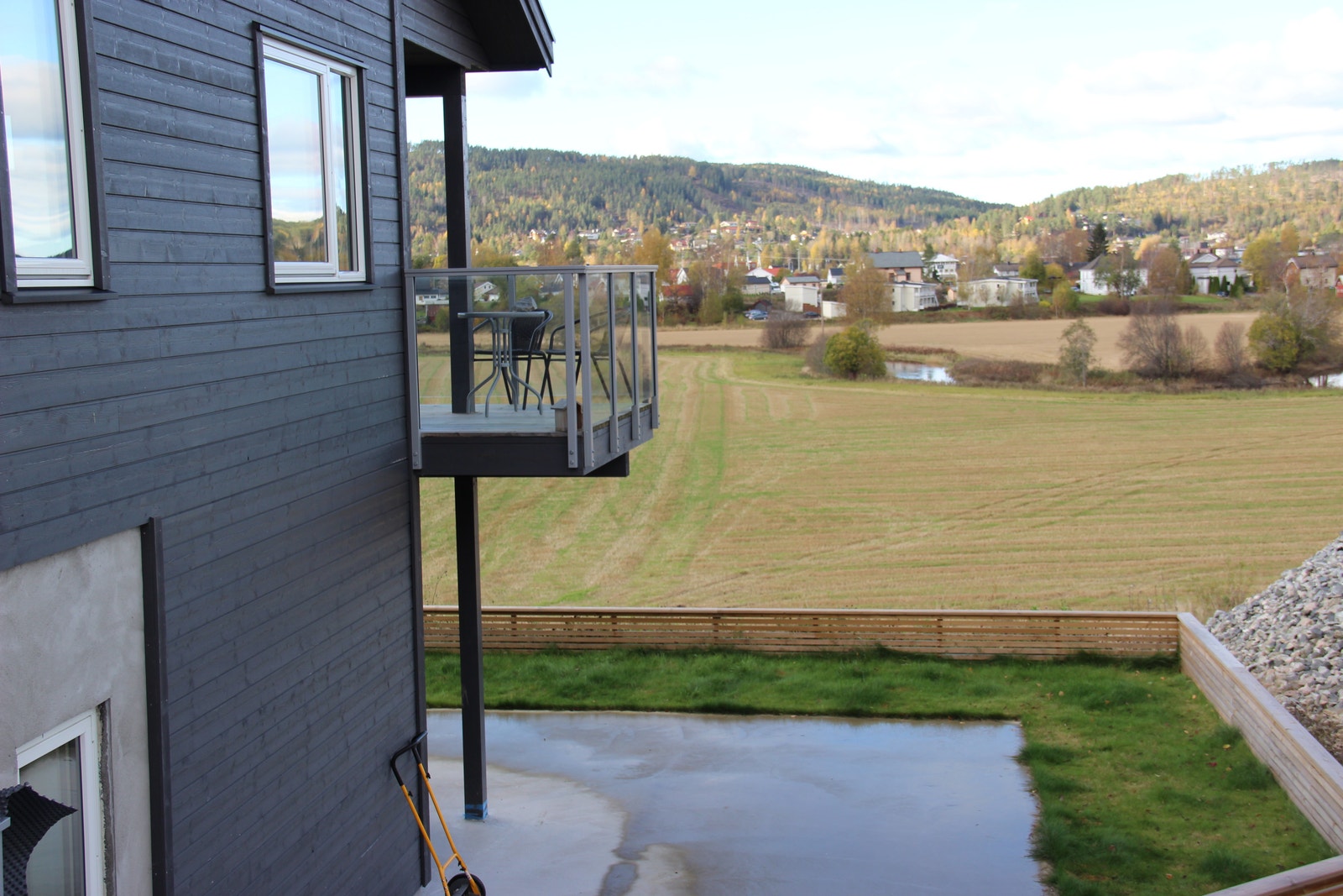 Flott utsikt fra balkong og hage. Galleribilde