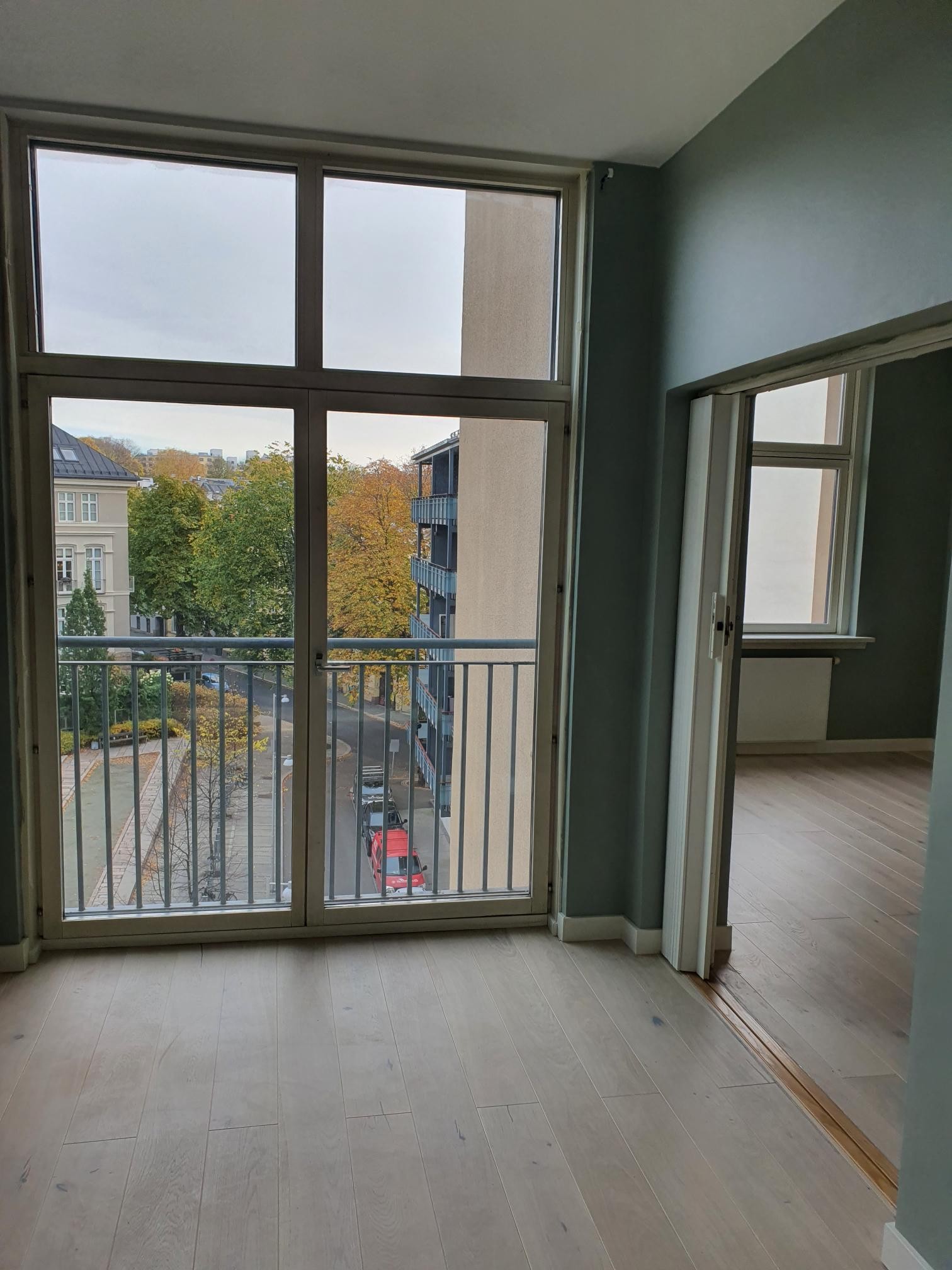 Stor fransk balkong som vender ut mot rolig parkområde Galleribilde