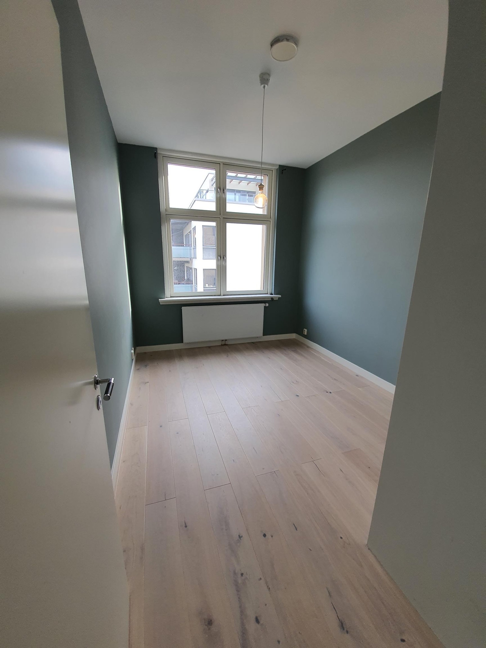 Hovedsoverom med masse lys ut mot rolig gate/parkområde Galleribilde