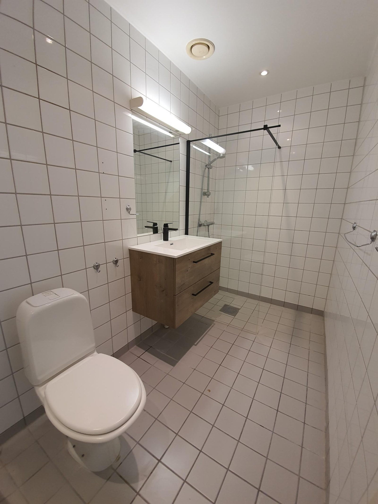 Delikat bad med nye baderomsdetaljer. Vaskemaskin medfølger i leien Galleribilde