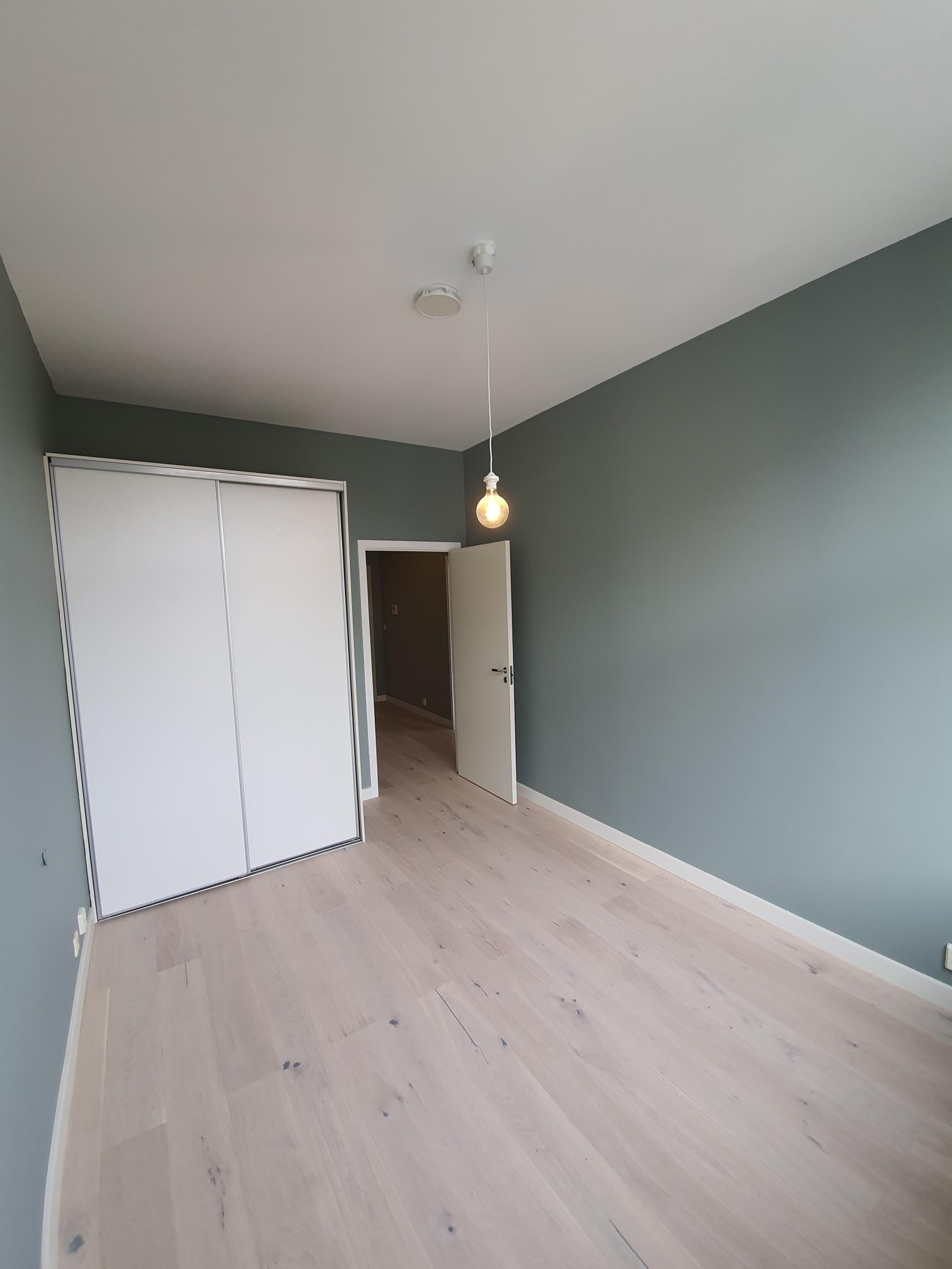 Romslig hovedsoverom med innebygget garderobe Galleribilde