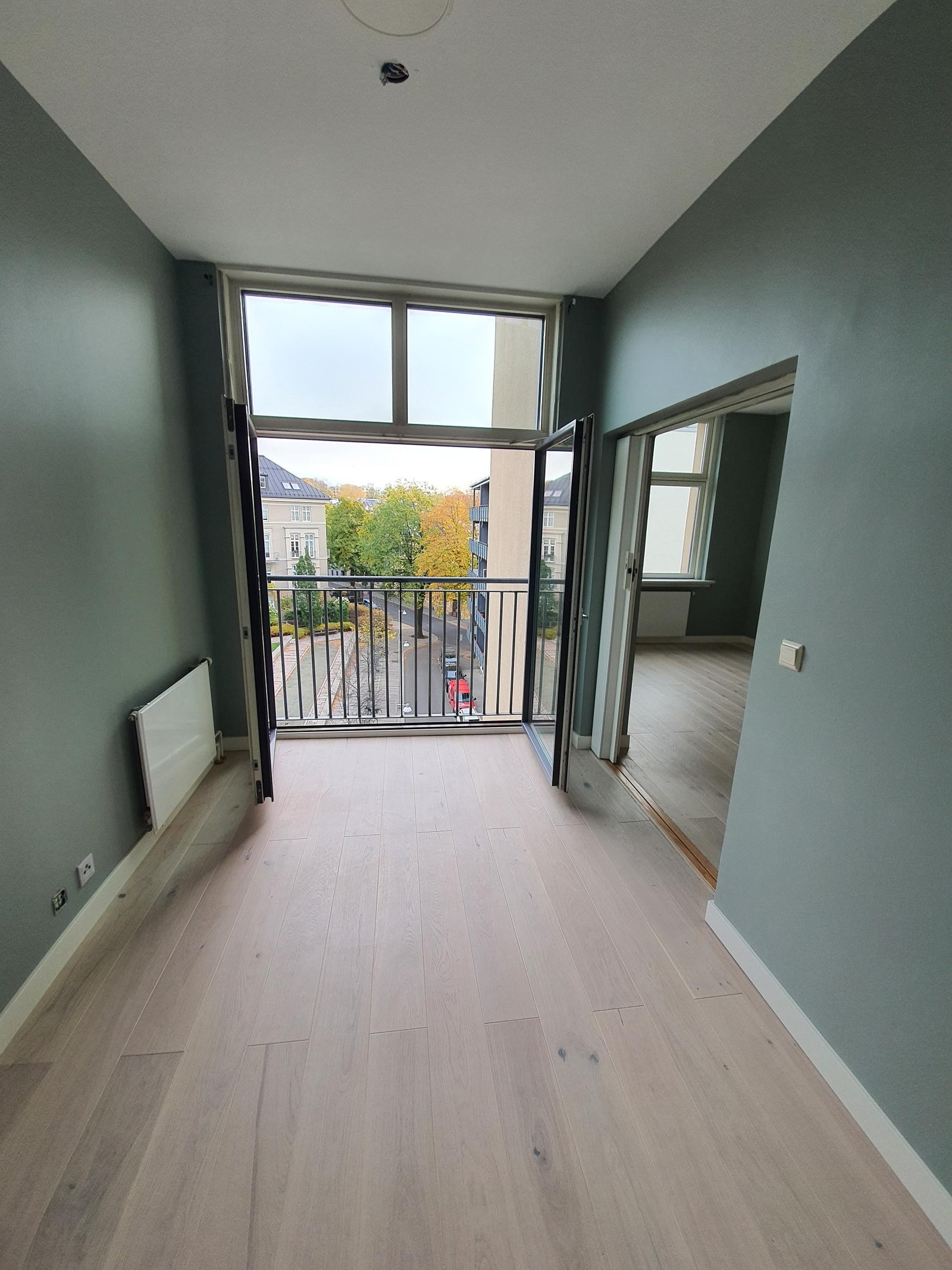 Med åpne vinduer har man plutselig en stor uteplass på varme sommerdager Galleribilde