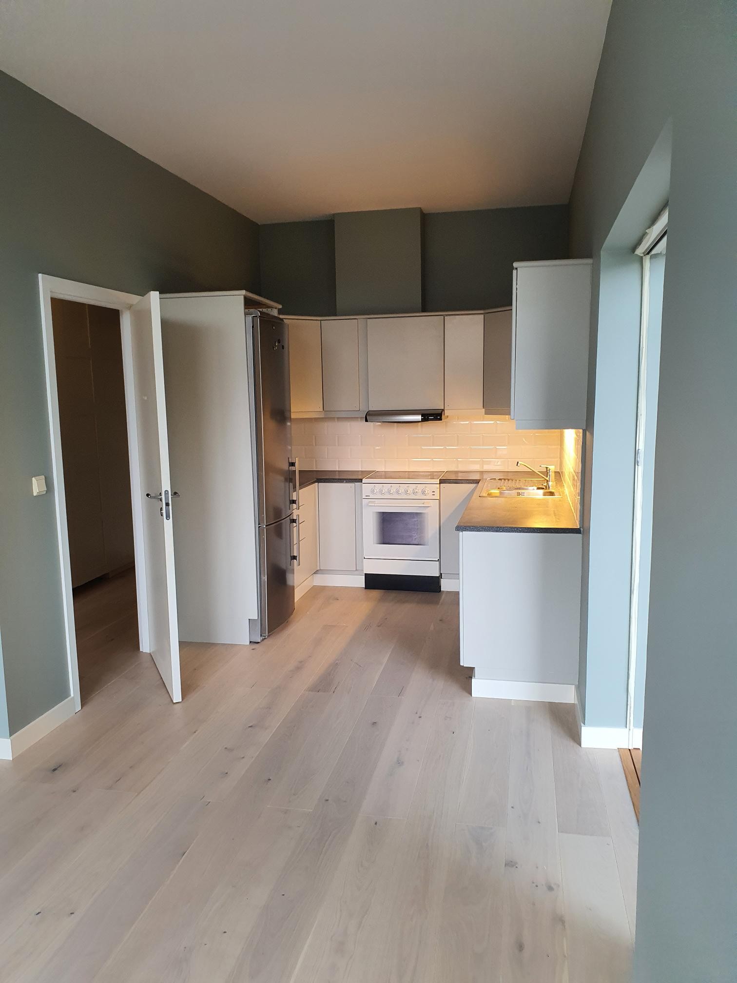 Kjøkken med god benkeplass, samt alt man trenger av hvitevarer. Galleribilde