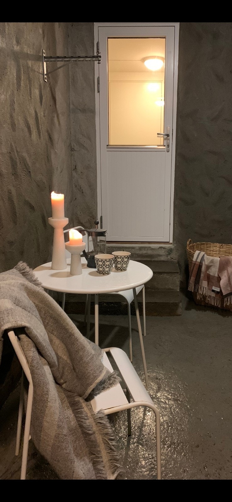 Overbygd inngangsparti med koselig sittegruppe Galleribilde