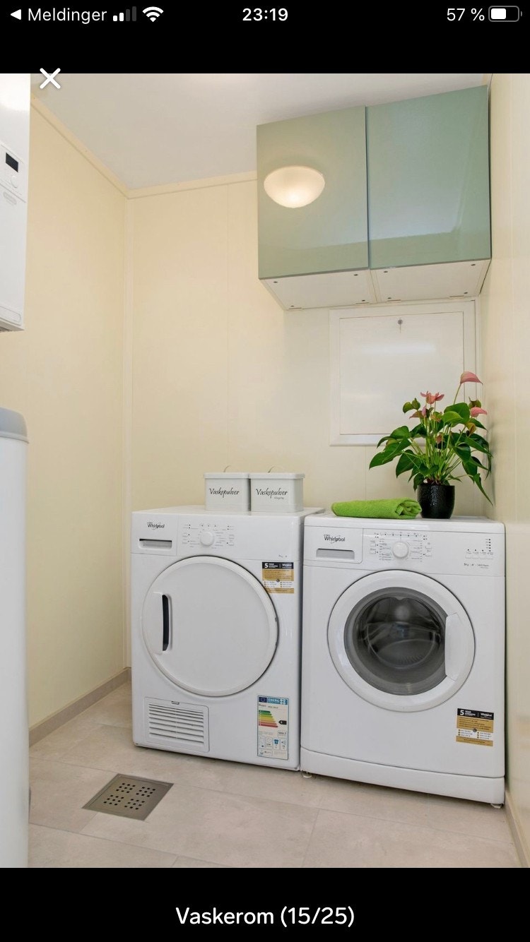 «Vaskerom» i praktisk eget avlukke fra badet Galleribilde