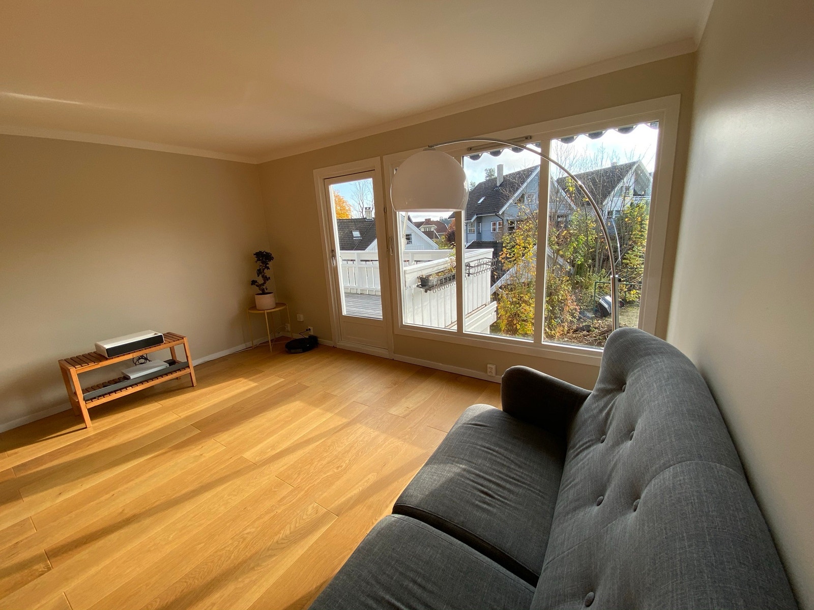 store vinduer i stuen Galleribilde