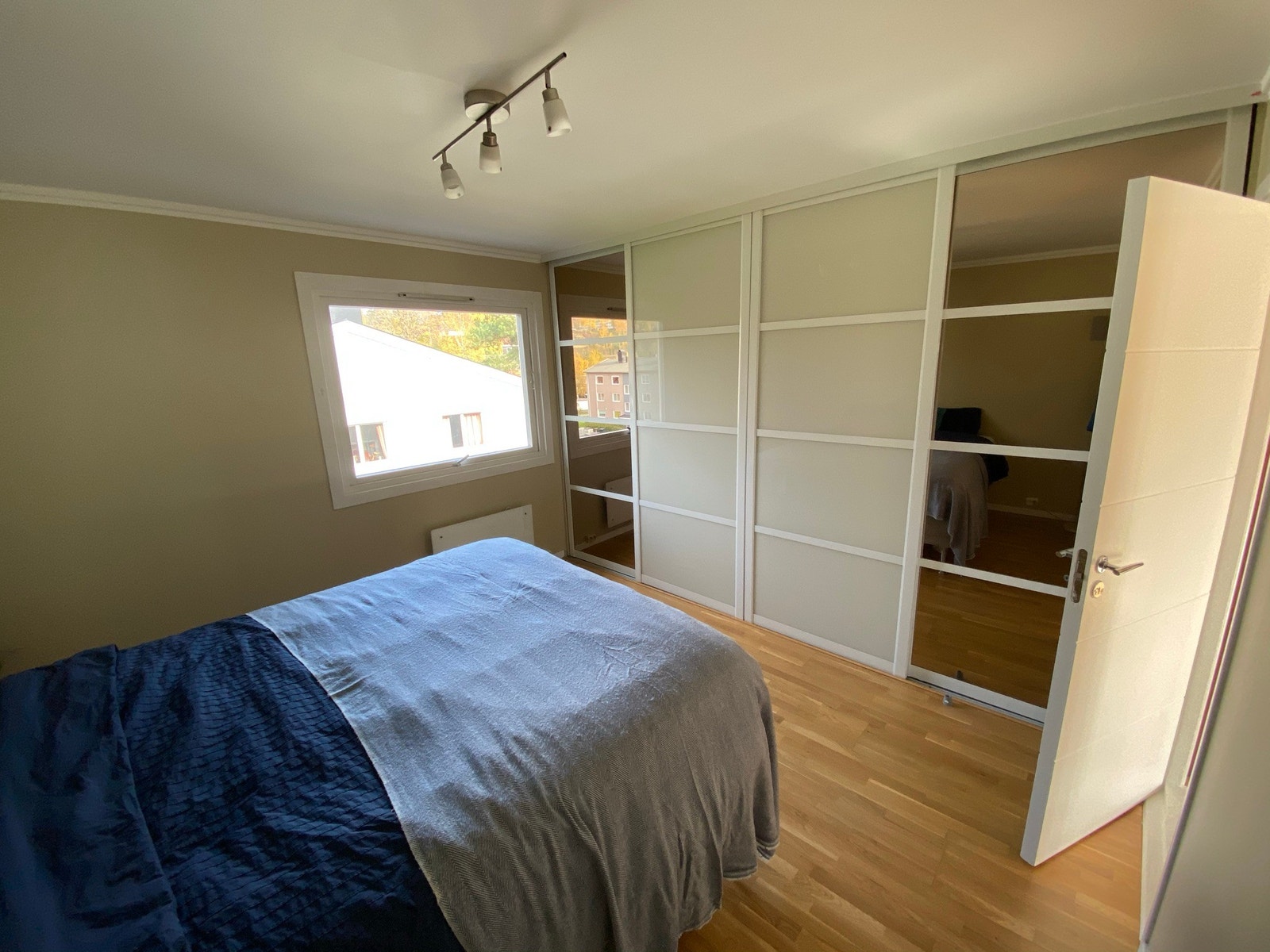 Hovedsoverom med stor skyvedørsgarderobe og plass til dobbeltseng. Galleribilde