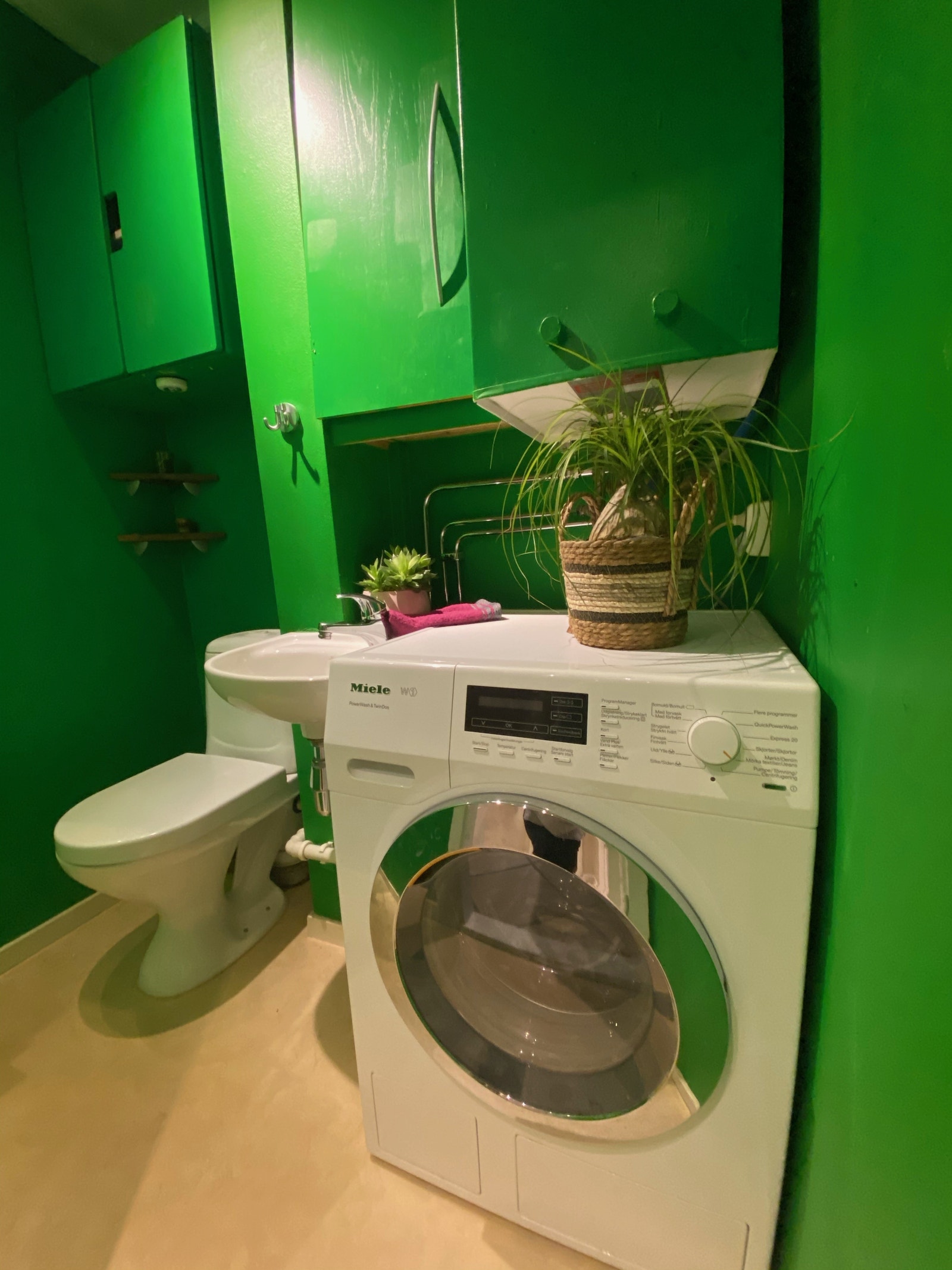 separat WC med Miele vaskemaskin. Galleribilde