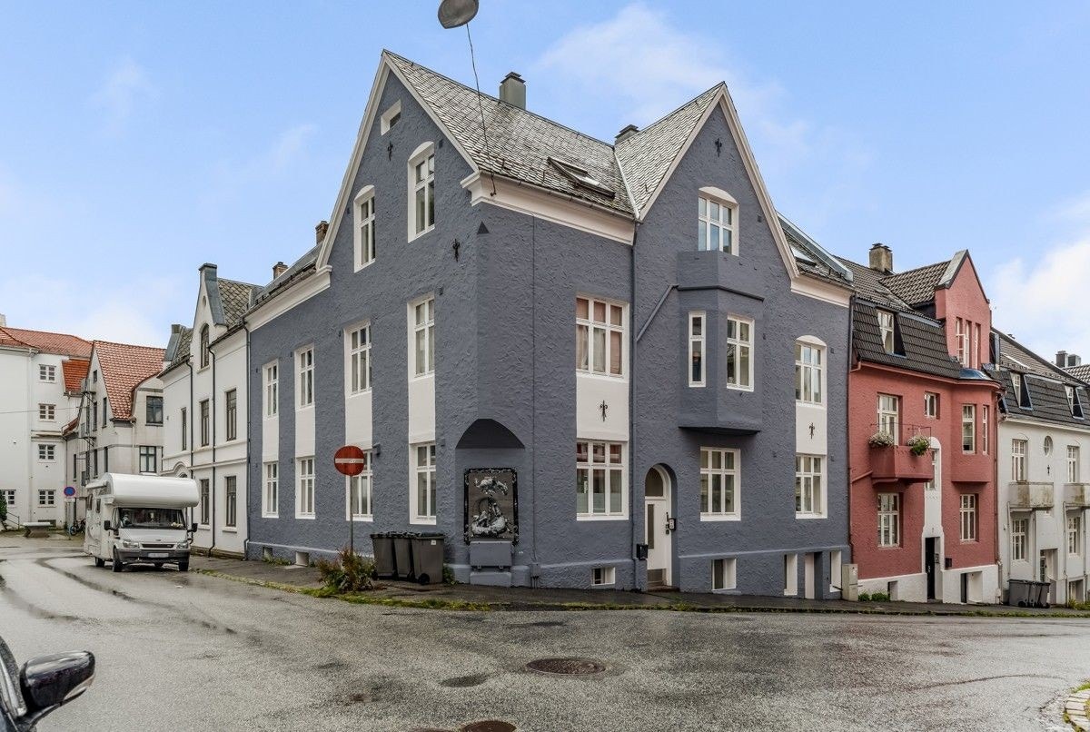 Erik Pontoppidans gate er en rolig gate uten gjennomgangstrafikk, bare et par minutters gange fra Torgallmenningen Galleribilde