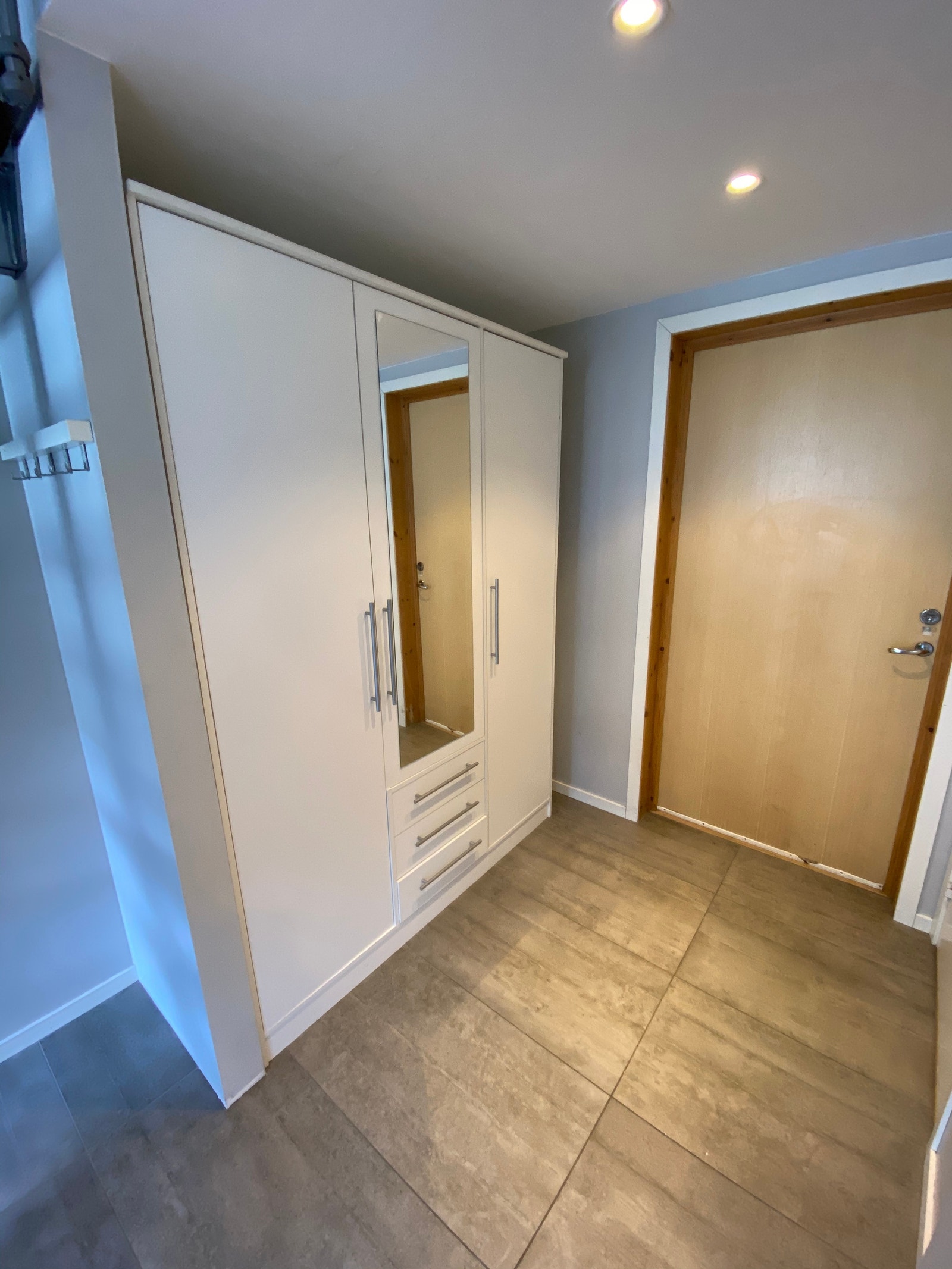 Garderobeskap ved inngang Galleribilde