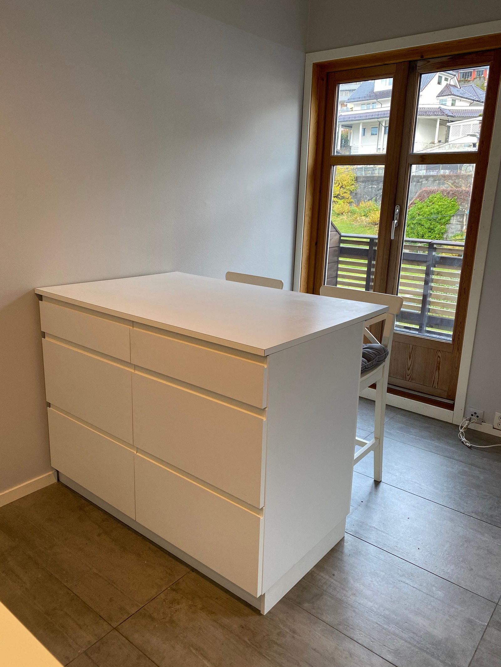 Godt med skuffer og plass ved sittegruppe ved kjøkkenet Galleribilde