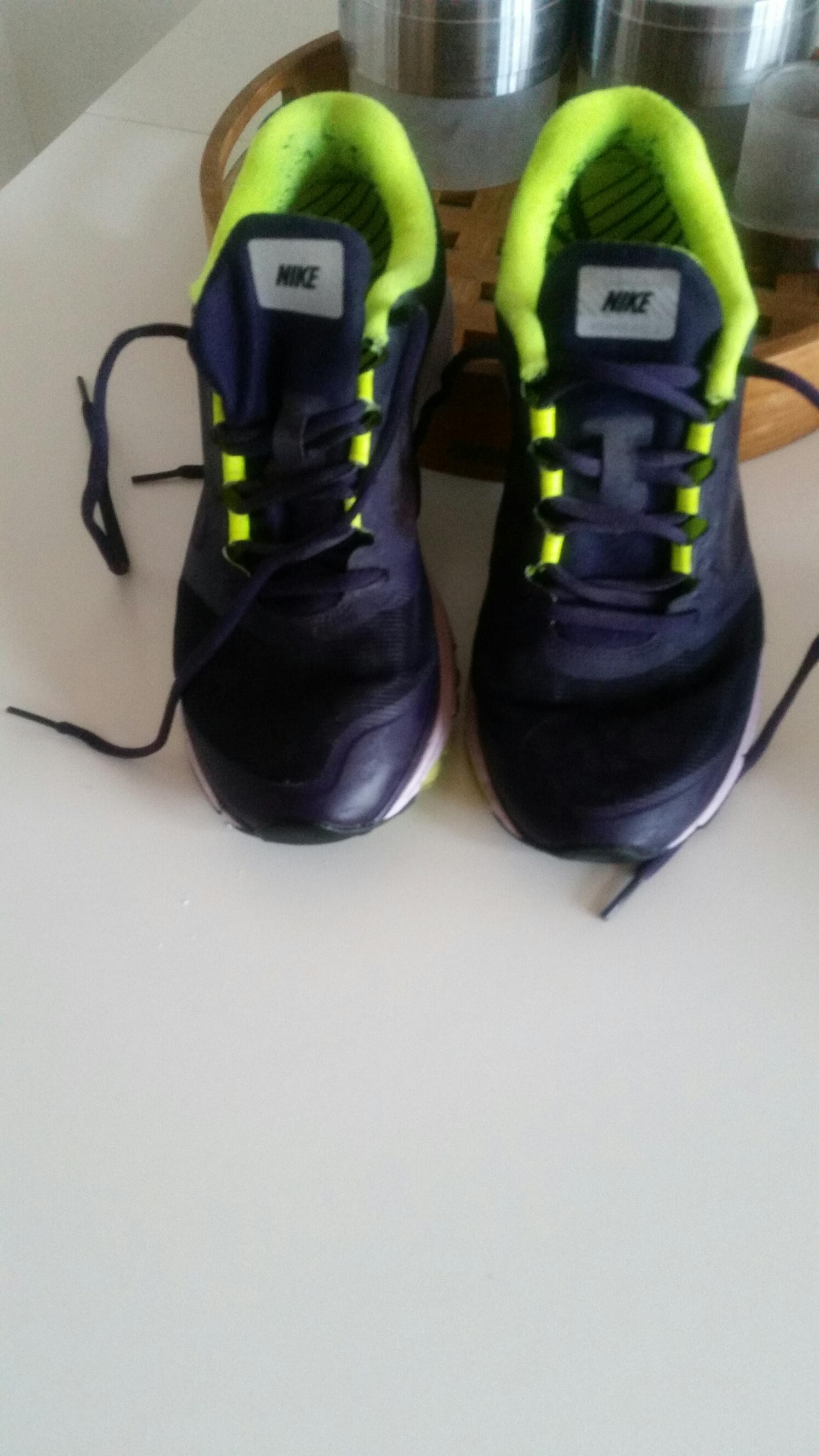 Nike sko | FINN.no Nike joggesko dame, mørk grønne | FINN.no