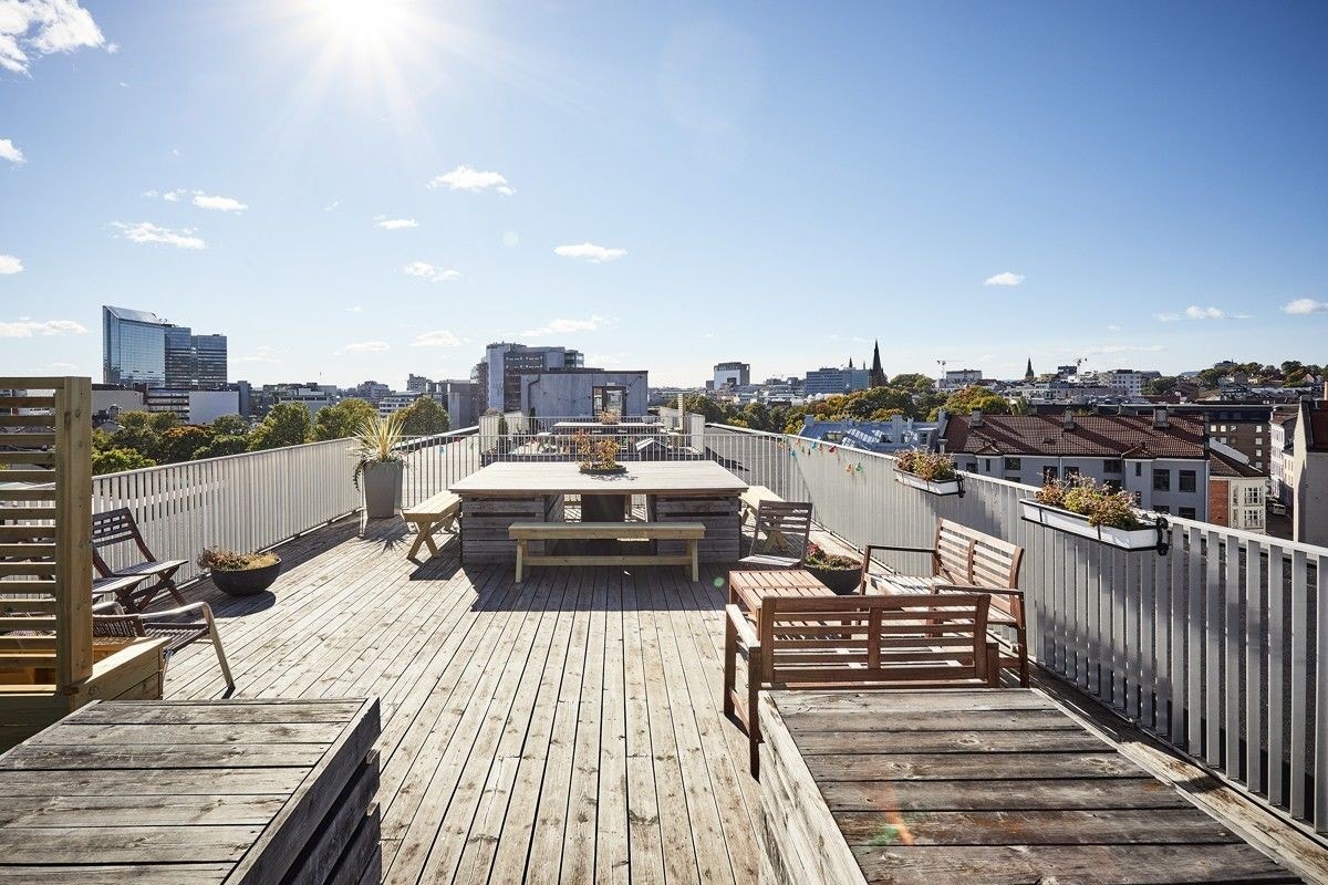 Tilgang til felles takterrasse med sol hele dagen og flott utsikt over Oslo. Takterrassen er pent opparbeidet med sittegrupper med plass for soling, avslapning, middag og hygge. Galleribilde