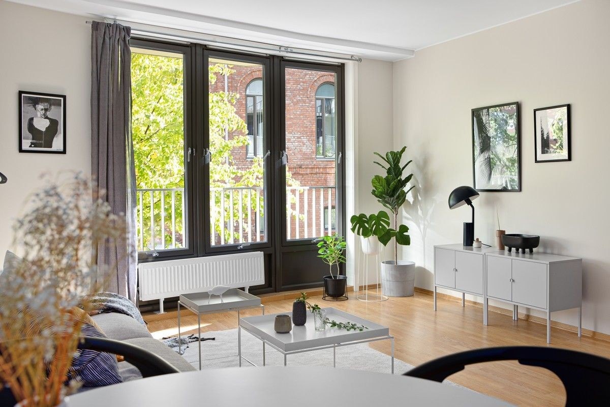 Fransk balkong og store
vindusflater slipper lyset inn. Galleribilde