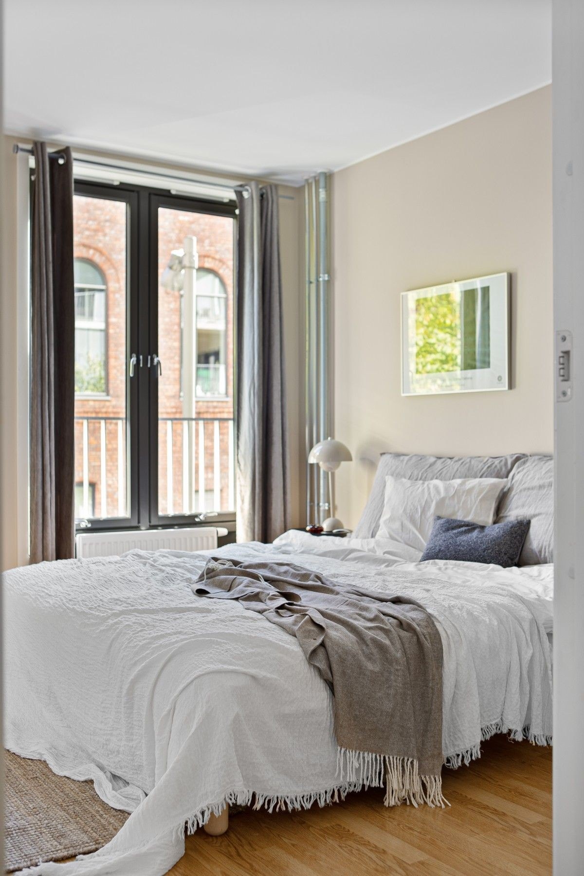 Romslig soverom med god plass til dobbeltseng. Som resten av leiligheten vender soverommet inn mot rolig indre gårdsrom skjermet for trafikk og støy. Galleribilde