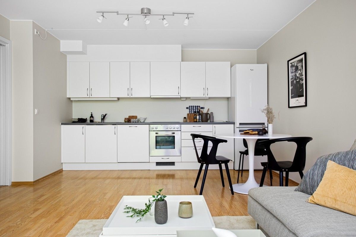 Tidløst og pent kjøkken fra
byggeår 2009. Hvitevarer er inkludert i husleien. Kjøleskap med frys er frittstående, mens komfyr, koketopp og oppvaskmaskin er integrert i innredningen. Galleribilde