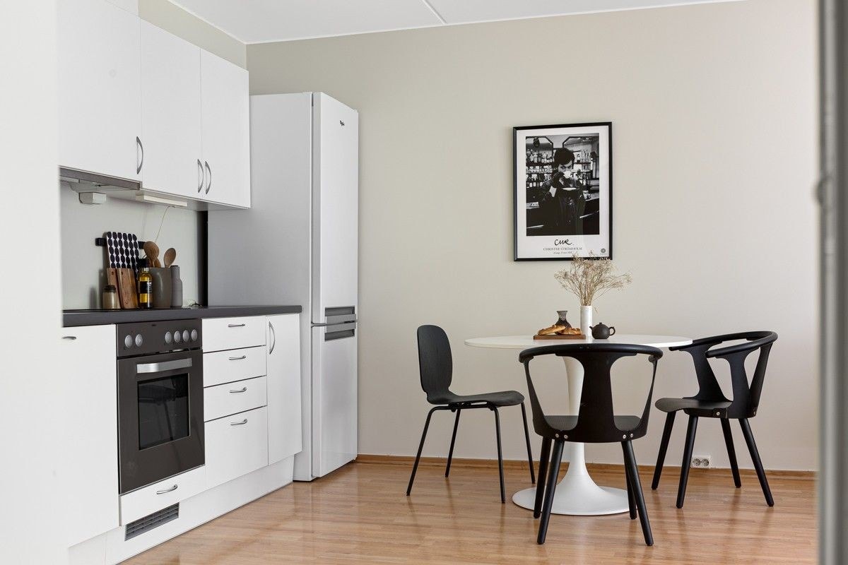 Det er fint med
plass til spisebord tilknyttet
kjøkkenet. (Leies ut uten spisebord) Galleribilde