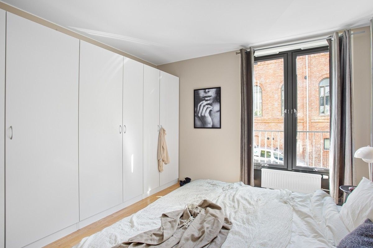 Flere doble garderobeskap sørger for ekstra god lagringsplass på soverommet. Leiligheten kan leies ut med seng hvis ønskelig. Galleribilde