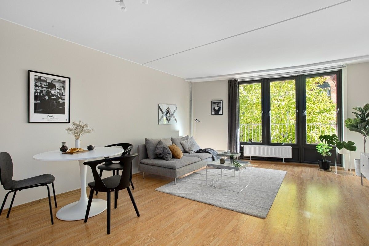 Pen stue som enkelt kan møbleres med både sittegruppe og spiseplass. Galleribilde