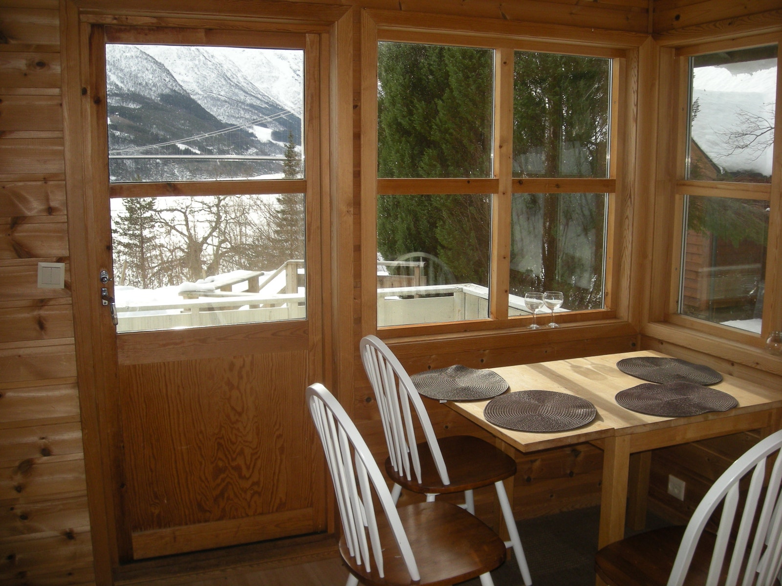 Spisekroken med utsikt mot brua og Folgefonna. Hagen Galleribilde