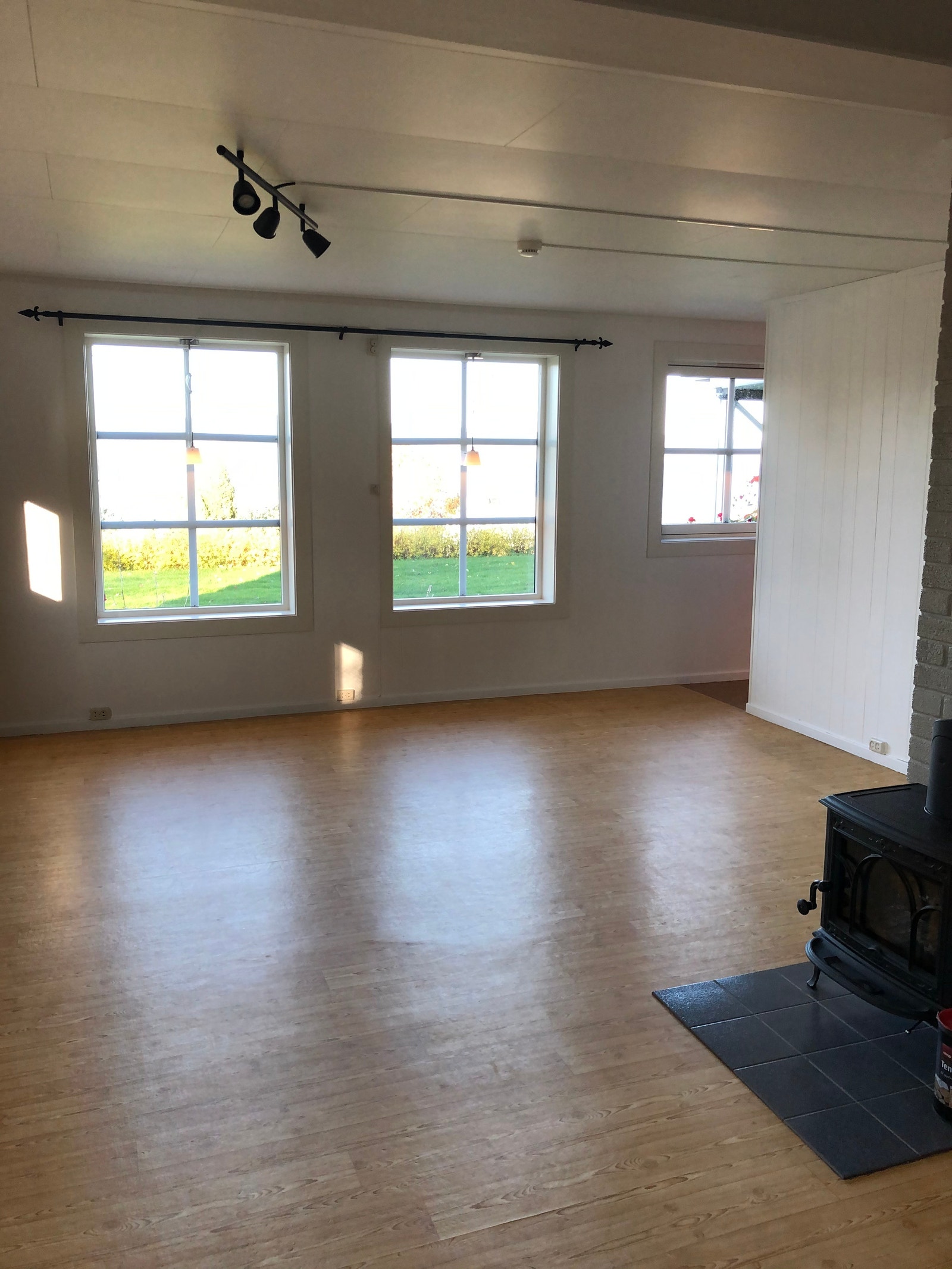 stue med ny vedovn 40 m2 Galleribilde
