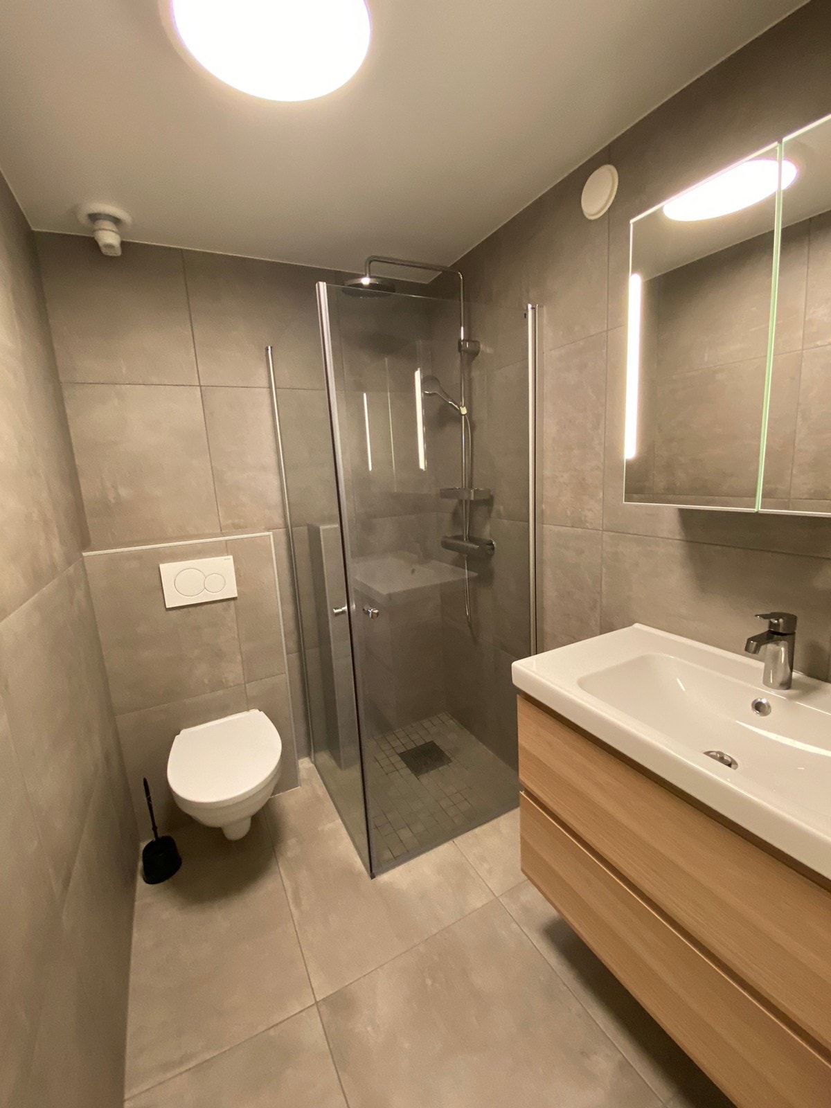 Helfliset bad med varmekabler Galleribilde