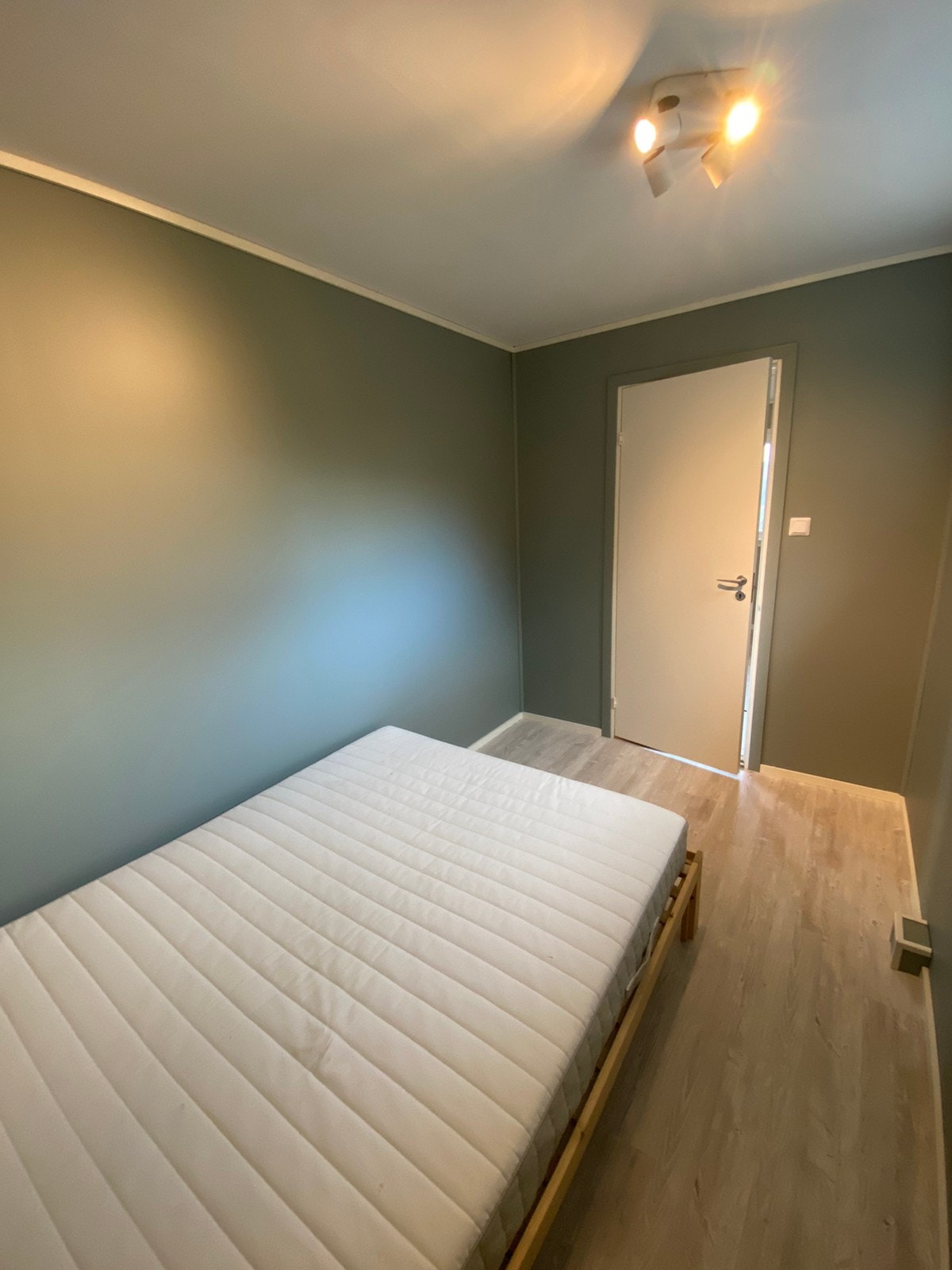 Plass til skap/kommode bak soveromsdøren Galleribilde