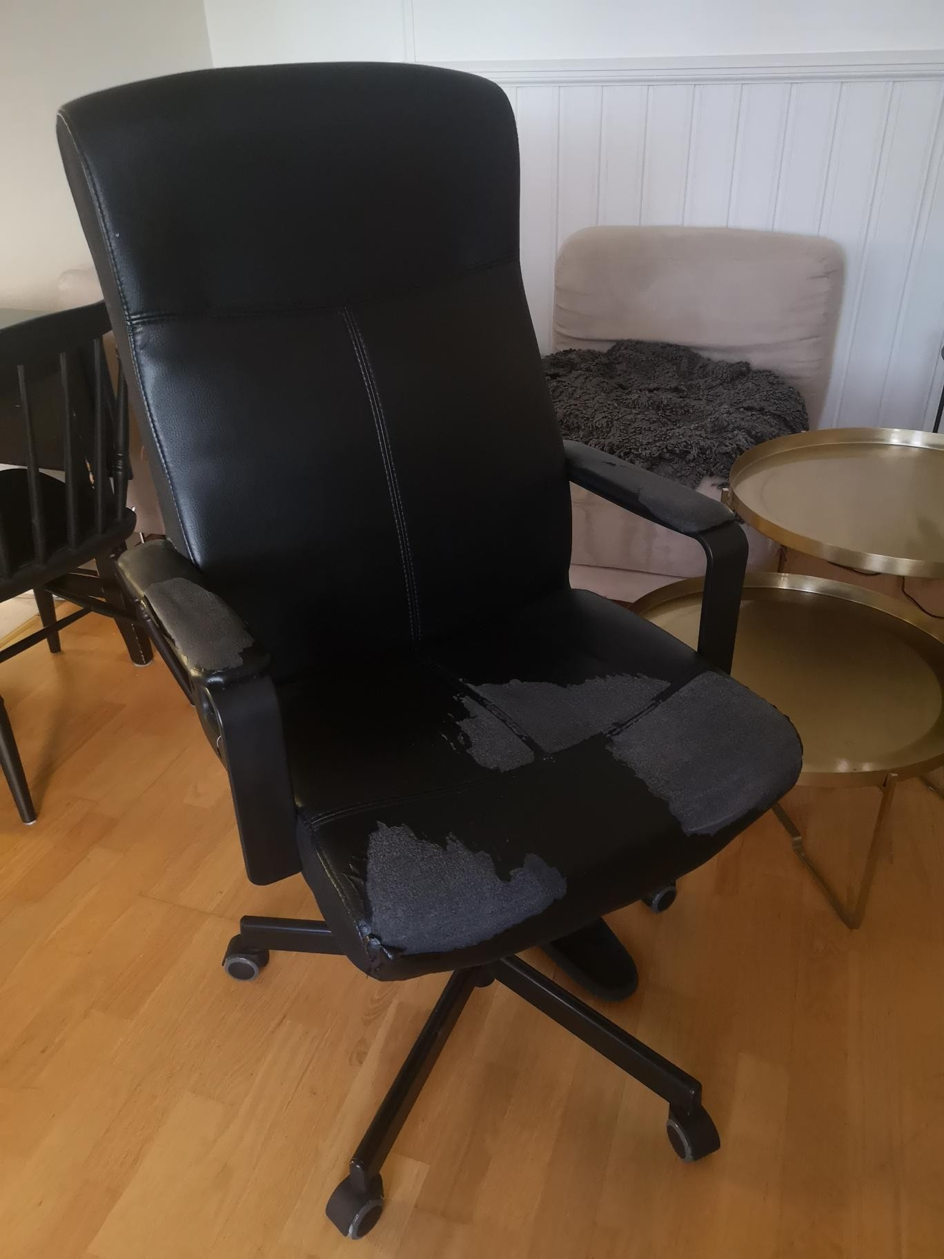 Slitt kontorstol gis bort | FINN.no Skrivebordsstol gis bort | FINN.no