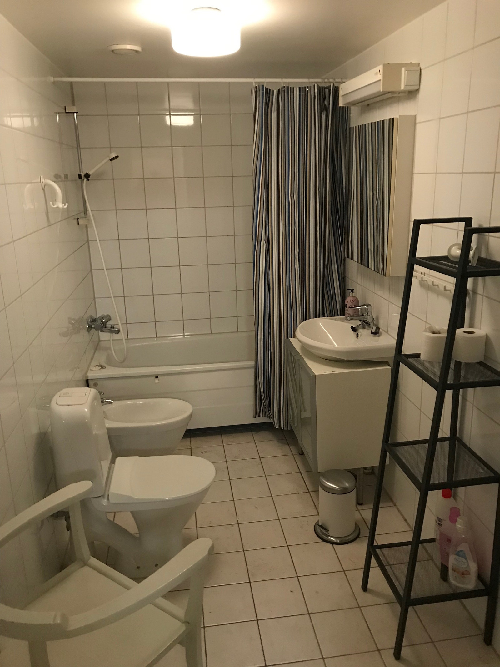 Bad er stort med vaskemaskin og tørketrommel Galleribilde