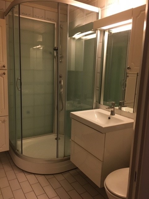 Oppgradert og enkelt bad i hoved etasje med varme i gulv Galleribilde