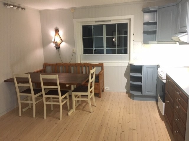 Spise bord for 6 personer, et kjøkken med god plass Galleribilde