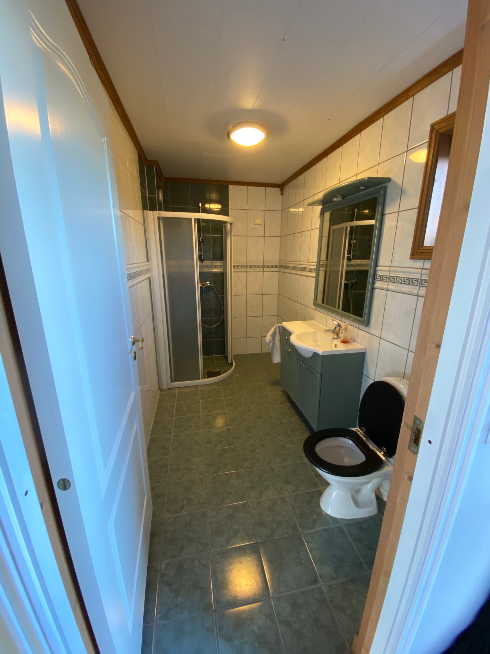 Flislagt bad 1. etg med toalett og dusjkabinett Galleribilde