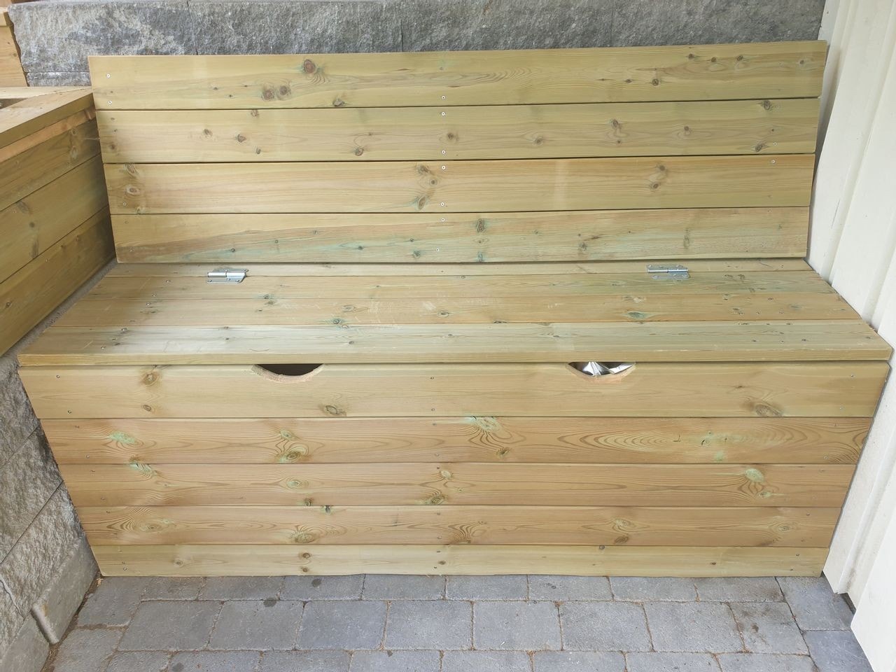 Sittebenk med oppvaringsboks under rett ve inngangen Galleribilde