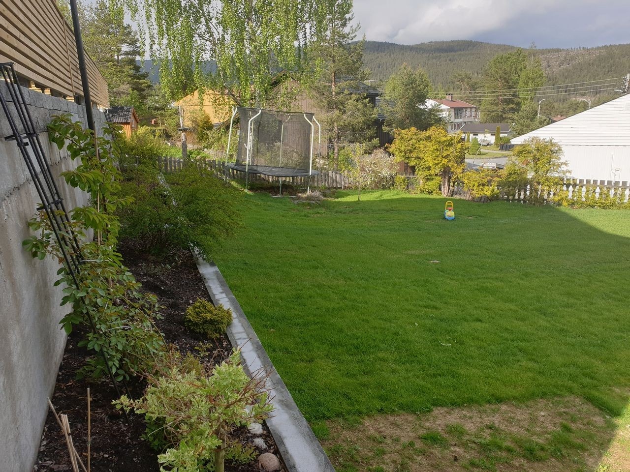 Hage på ned sida av huset Galleribilde