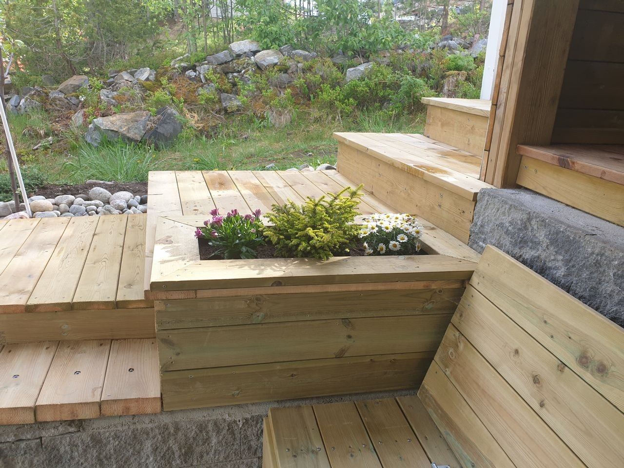 Blomsterbed ved inngangen Galleribilde