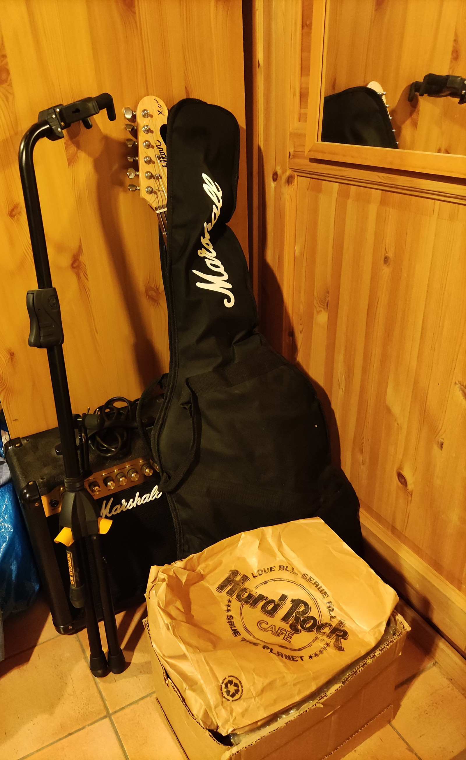Den ultimate Gitarpakken som har alt og mer | FINN.no martin gitarstrenger t-skjorte istedet for gitarstrenger